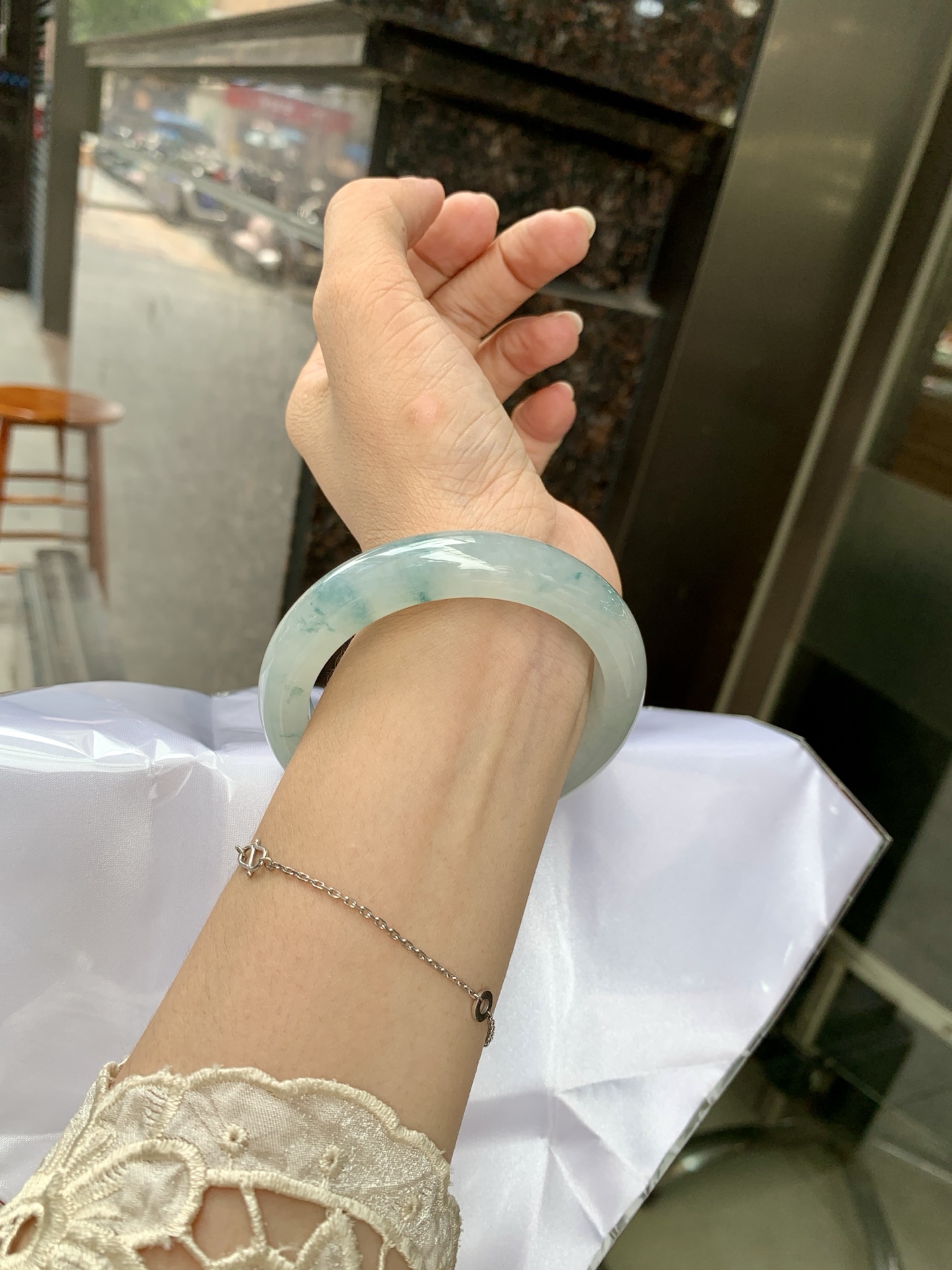 冰飘花正圈 56.5-8.8-12 0627-615-56 无裂，底妆胶润细腻，冰底中开出了朵朵兰花，飘花灵动飘逸，勾勒出一幅唯美诗意的山水意境画，古典优雅又秀气