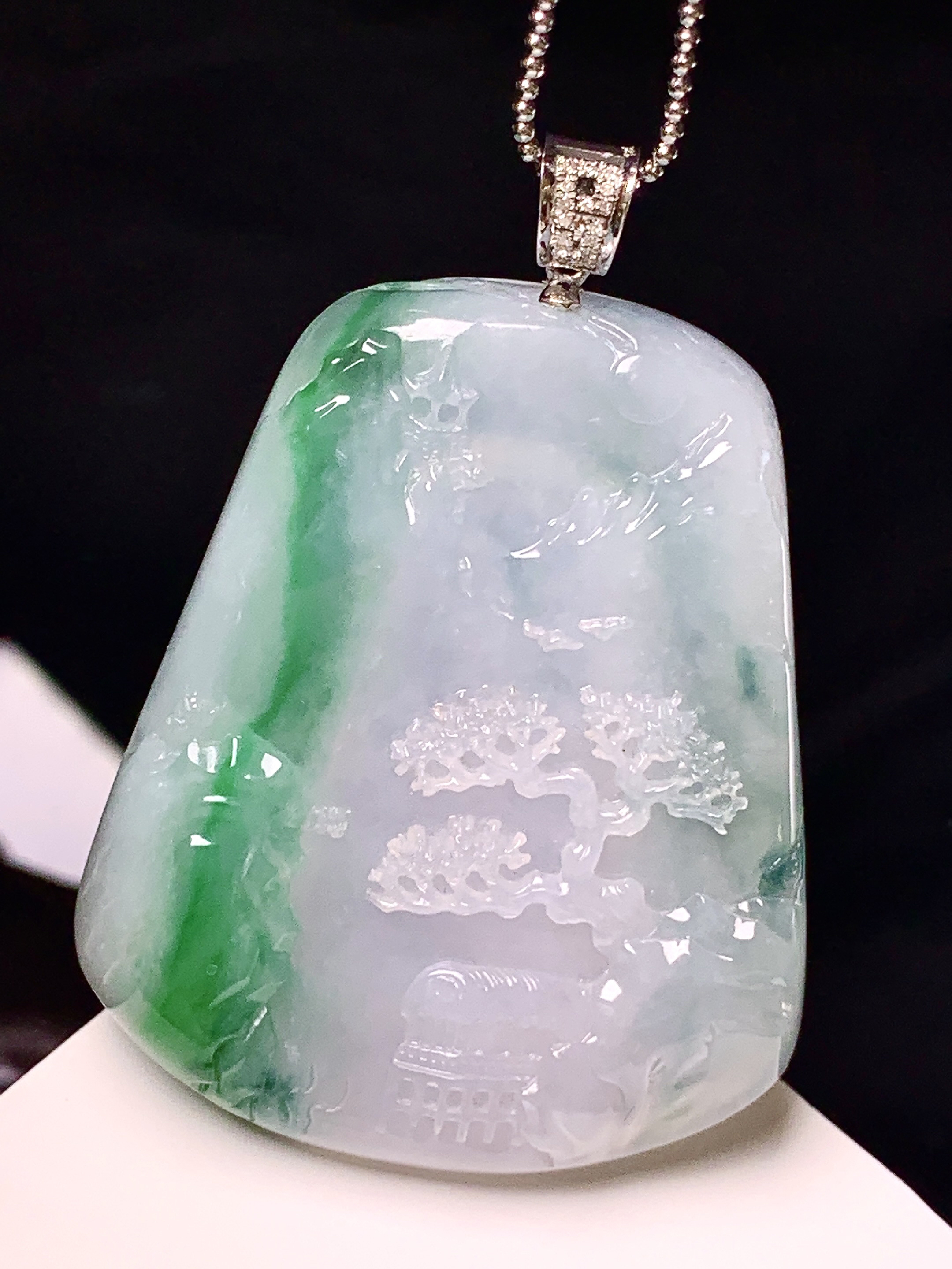 18k金镶嵌飘绿山水牌子吊坠 玉质细腻 色泽艳丽清新 整体尺寸55.2*38.5*6.6 j1