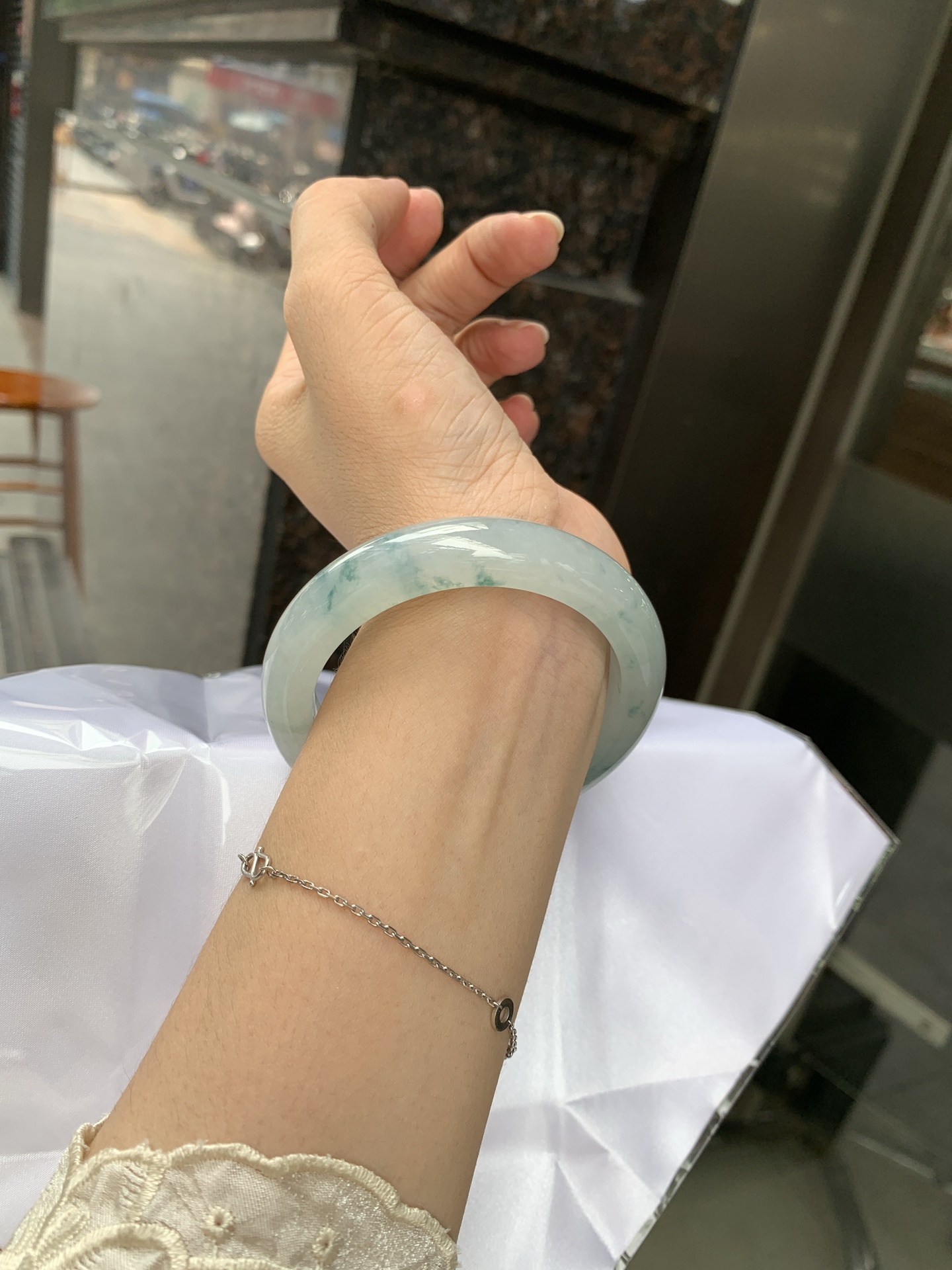 冰飘花正圈 56.5-8.8-12 0627-615-56 无裂，底妆胶润细腻，冰底中开出了朵朵兰花，飘花灵动飘逸，勾勒出一幅唯美诗意的山水意境画，古典优雅又秀气