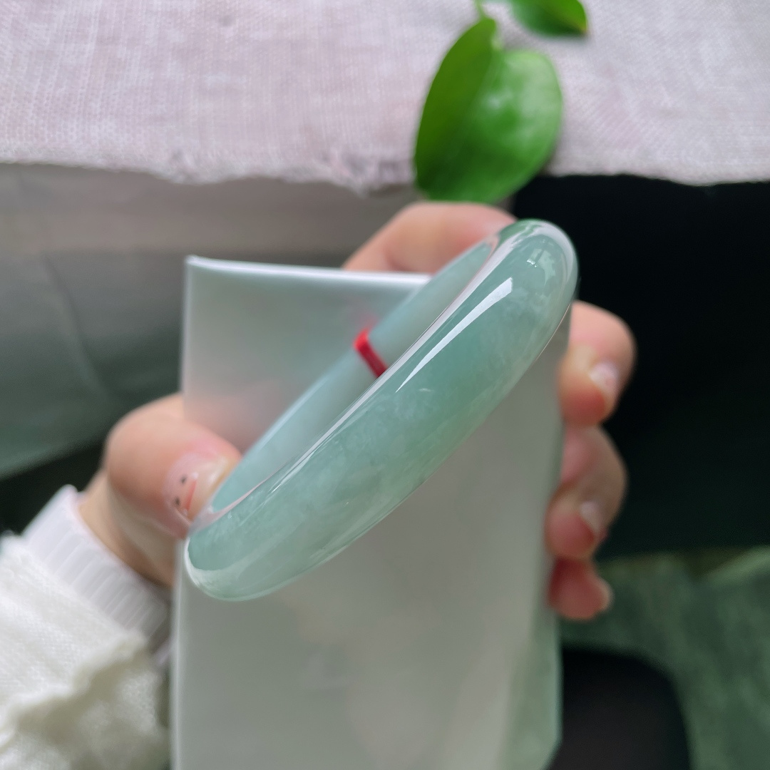 55.6/12.2/8.9，冰油正圈，整圈匀润淡青如水雾，通透胶润玉光绕腕，清冷淡雅自成风骨，有纹，ss50407a