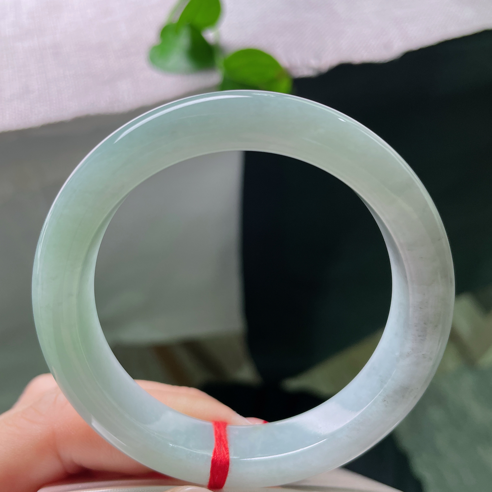 55/12.5/9.0，绿底正圈，完美。冰润晴水底玉质通透细腻，种水在线品相出众，价位亲民，性价比巨好的日常美镯。ss54951a。