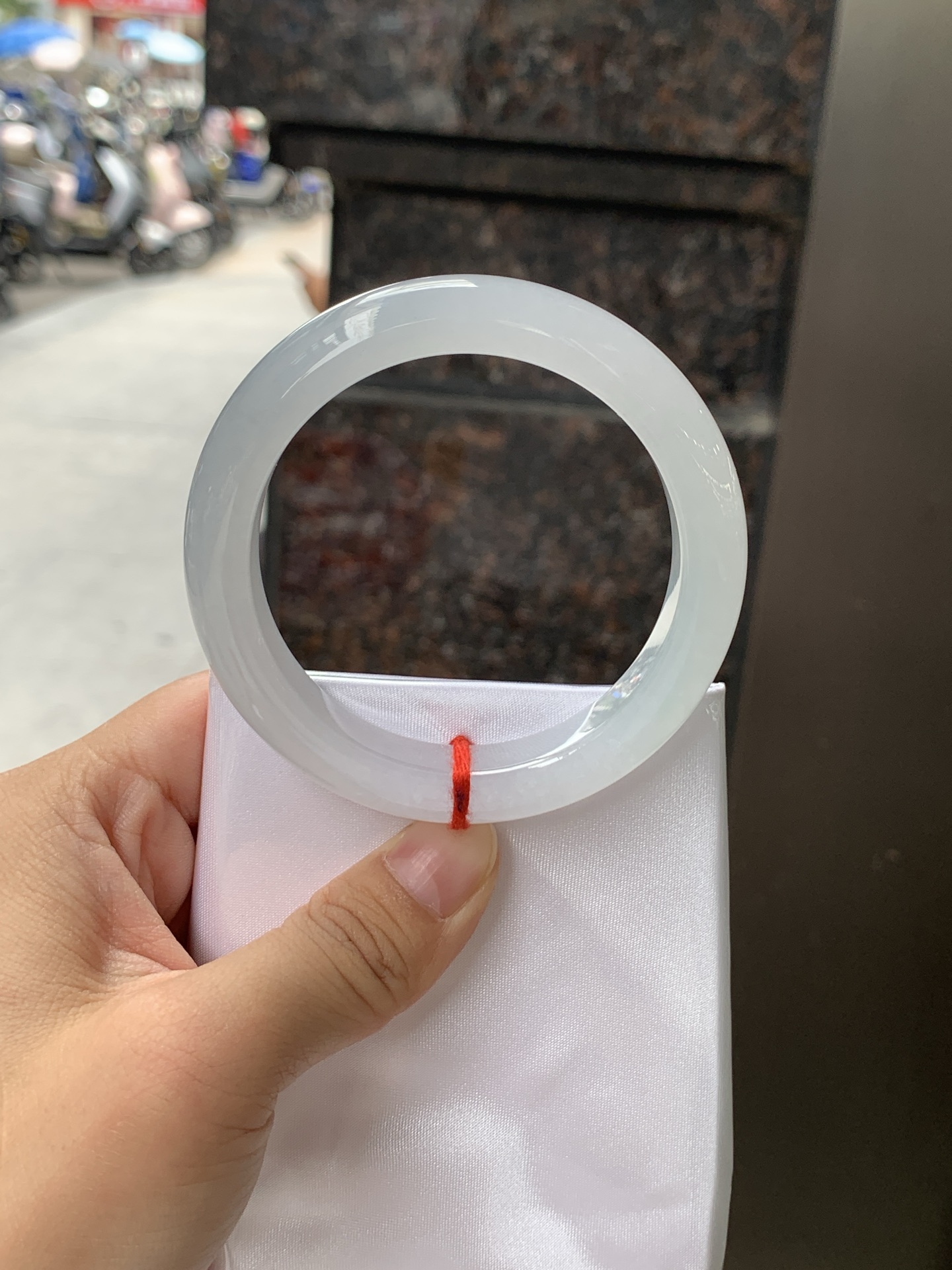 白月光正圈 55.2-11.8-9 0627-N1088 无裂，底妆细腻，水水润润的白月光，如同夜空中最温柔的那一抹月光，轻轻洒落你的手腕，带来一份宁静与雅致。
