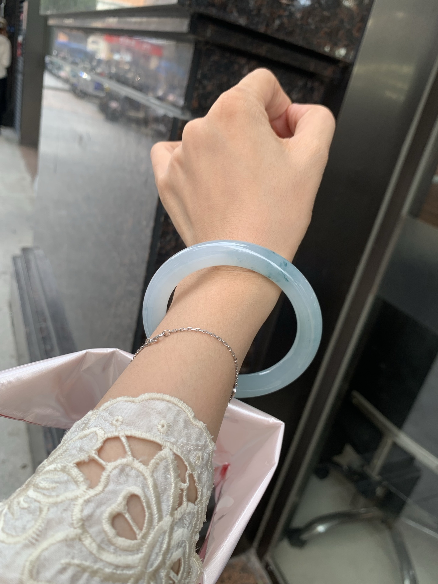 冰飘花圆条 60-10.2-9.8 0627-N1093 打灯细纹，底妆胶润细腻，冰底中开出了朵朵兰花，飘花灵动飘逸，勾勒出一幅唯美诗意的山水意境画，古典优雅又秀气