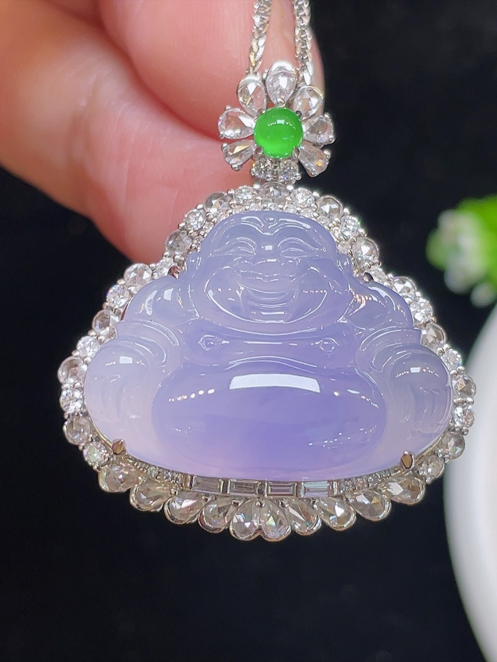 大件饱满，通透水润，玉质细腻，翠色鲜艳，18k金奢华钻石镶嵌，24.0-17.8-5.0