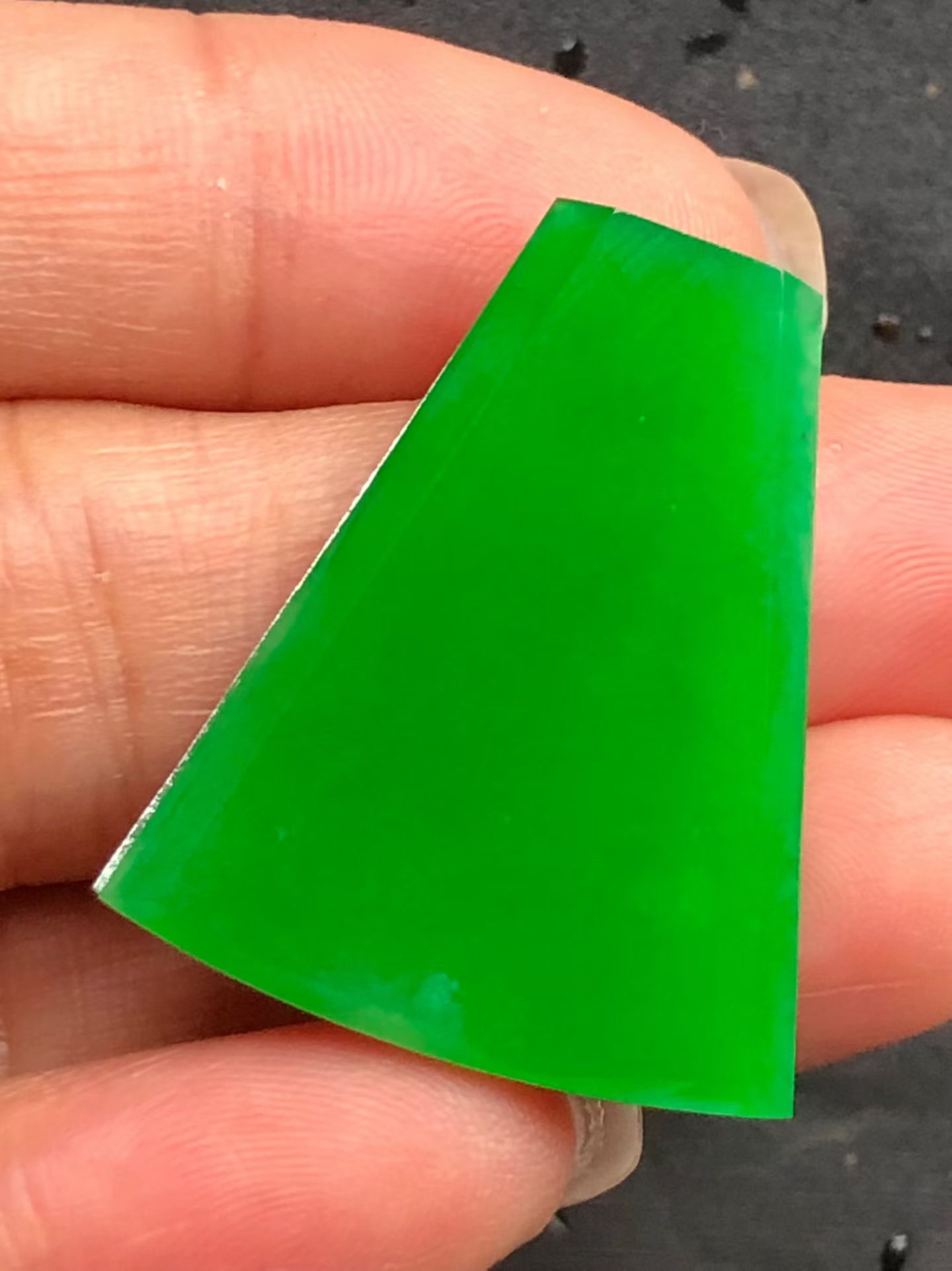 阳绿素面牌，玉质细腻，水头足，色泽阳绿，品相好 尺寸29.5×24.5×2.3