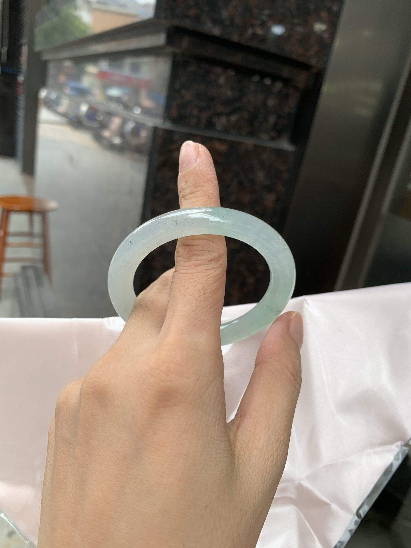 冰晴撒乌鸡美人条 50.1-8.4-8.6 0627-N1096 打灯棉絮，底妆冰感十足，仿佛能透过手镯看到一个纯净的世界，飘洒的乌鸡与晴绿相互映衬，独特而神秘。