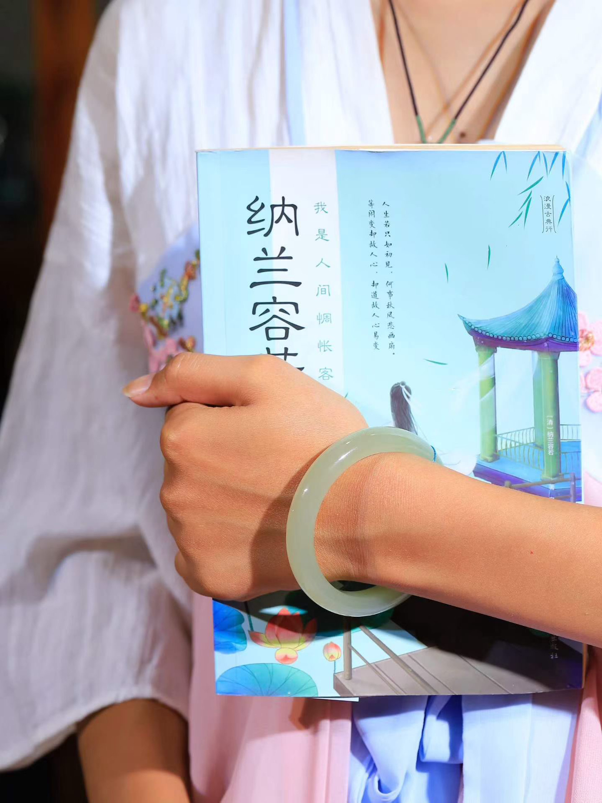 【晴水相伴.镯】

精品️和田玉晴水手镯，以其淡雅的晴水色调，成为腕间的一抹亮色。玉质细腻，触感温