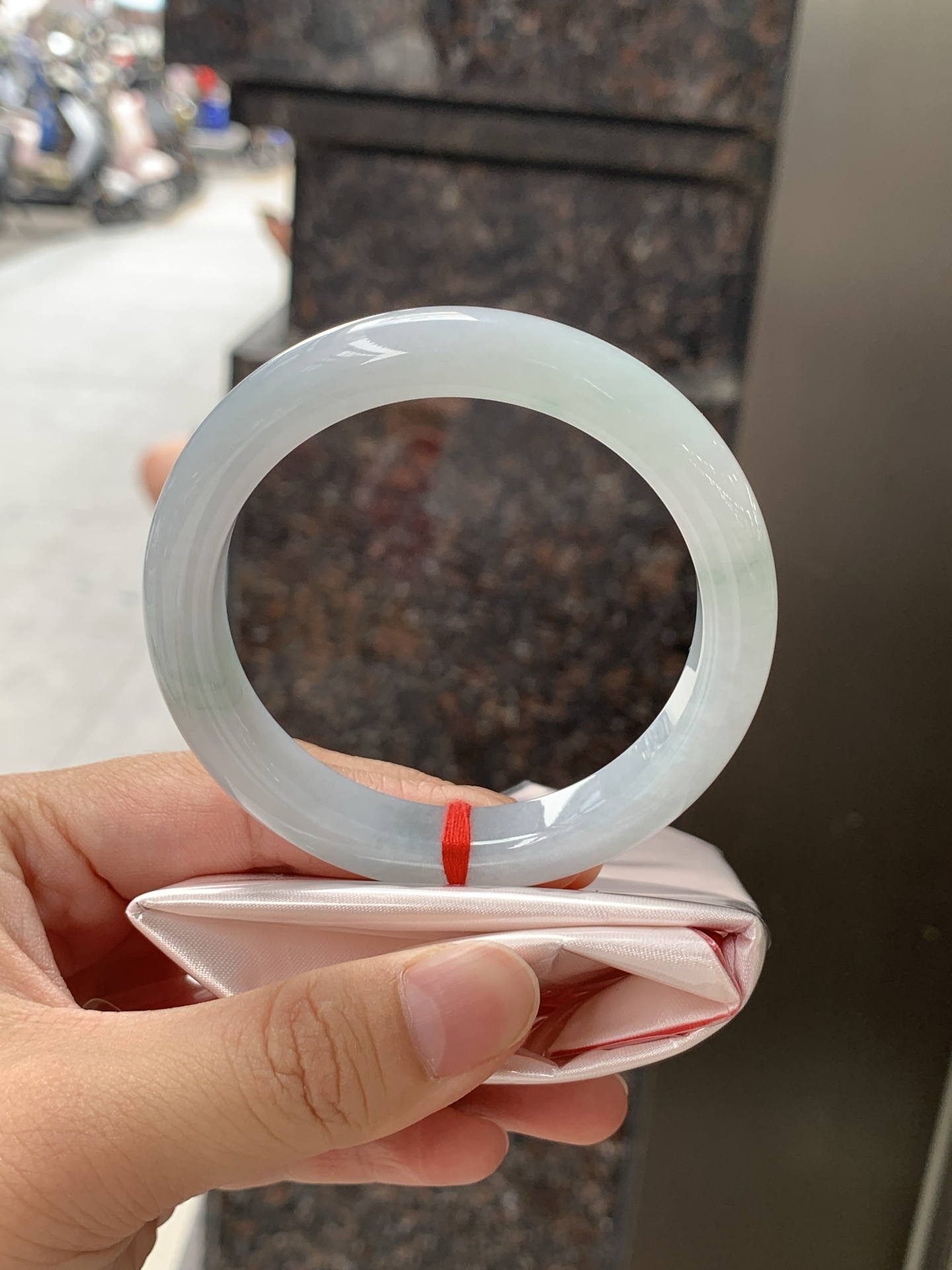飘花正圈 56.1-10.4-8.4 0627-N1089-2 无裂，底妆水润细腻，绿花灵动飘逸，意境感十足，古典优雅又秀气