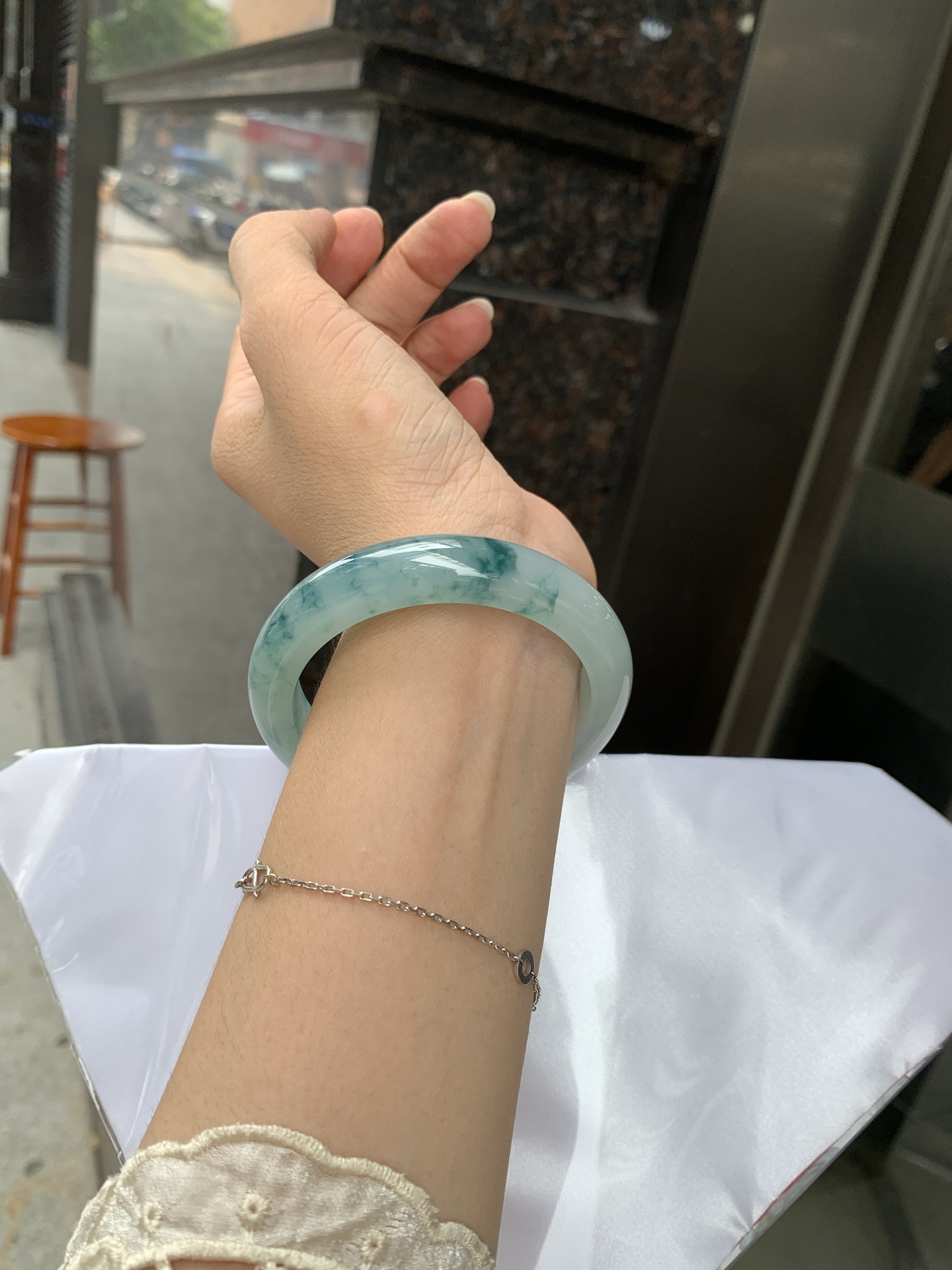 冰飘花正圈 55.2-8.1-12.1 0627-615-41 打灯棉线，底妆胶润细腻，冰底中开出了朵朵兰花，飘花灵动飘逸，勾勒出一幅唯美诗意的山水意境画，古典优雅又秀气