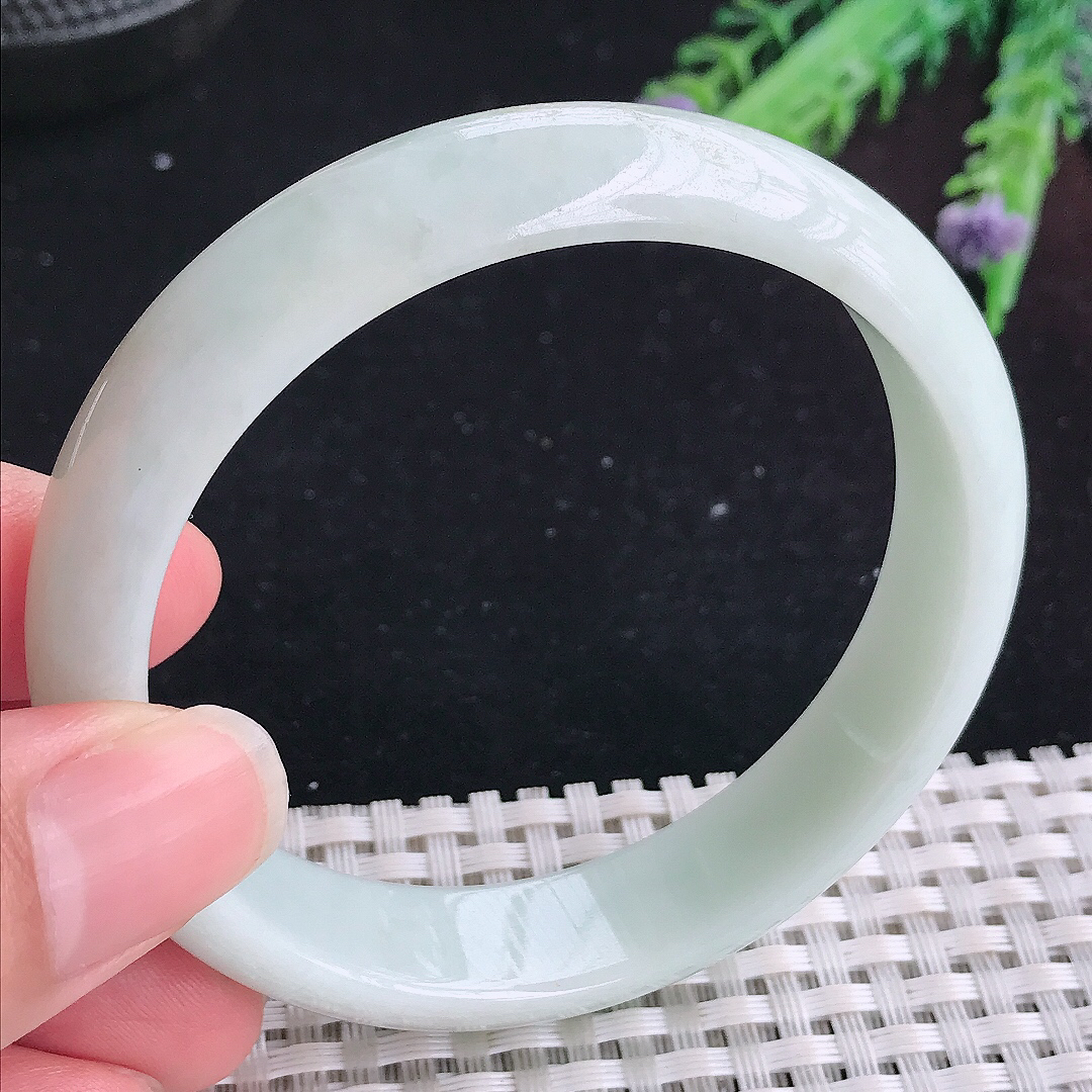 实拍A货翡翠57.5/13.7/6.8老坑秀气温润浅绿色手镯宽边玉手镯平安镯