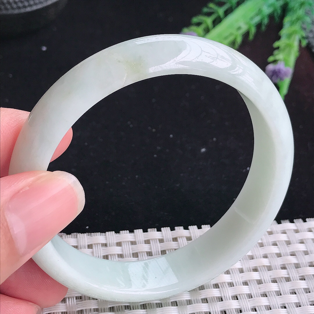 实拍A货翡翠57.5/13.7/6.8老坑秀气温润浅绿色手镯宽边玉手镯平安镯