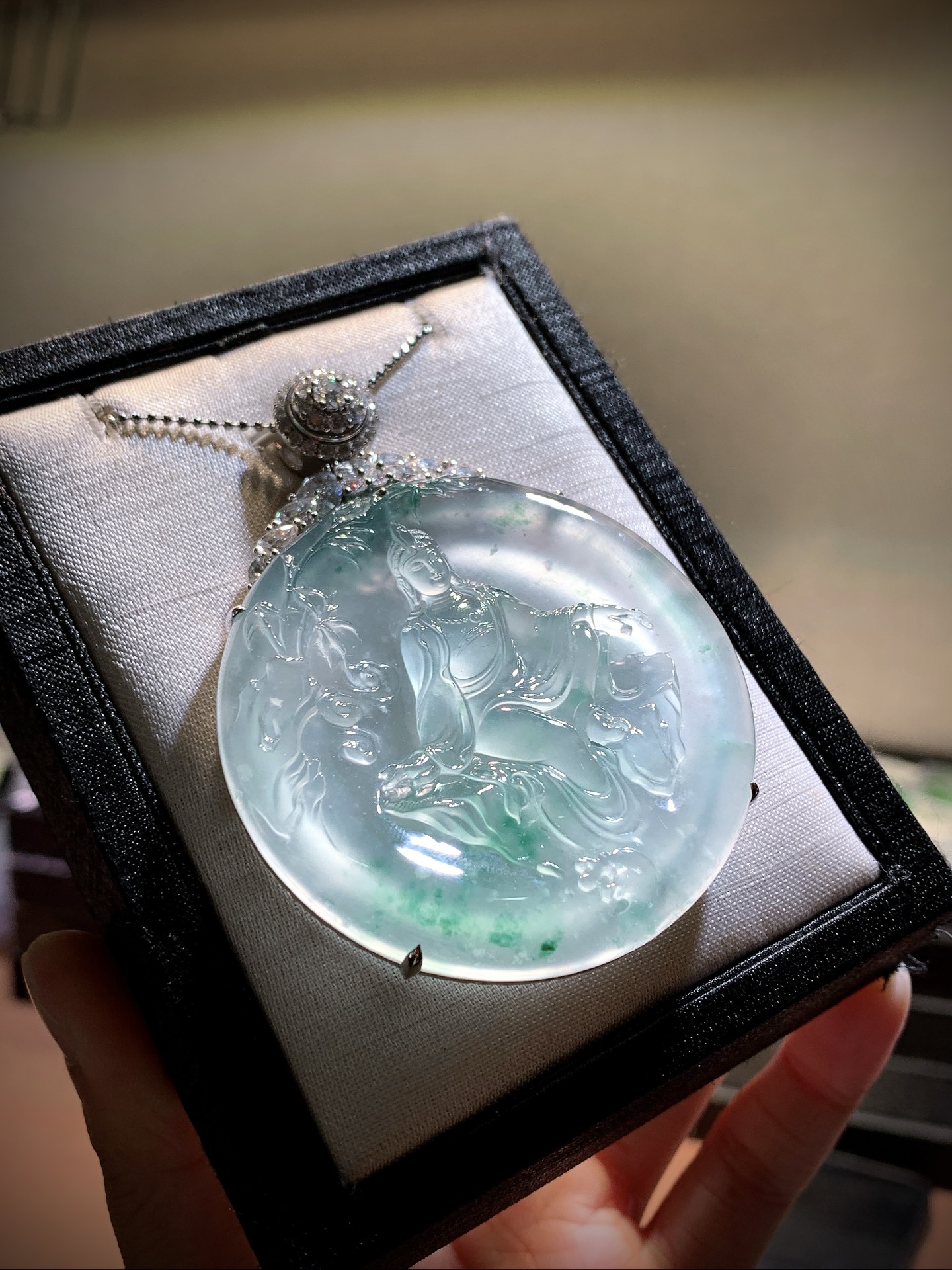️ 【飘彩观音牌】 尺寸：71.6×53×8.1mm 冰清玉润，韵载千年