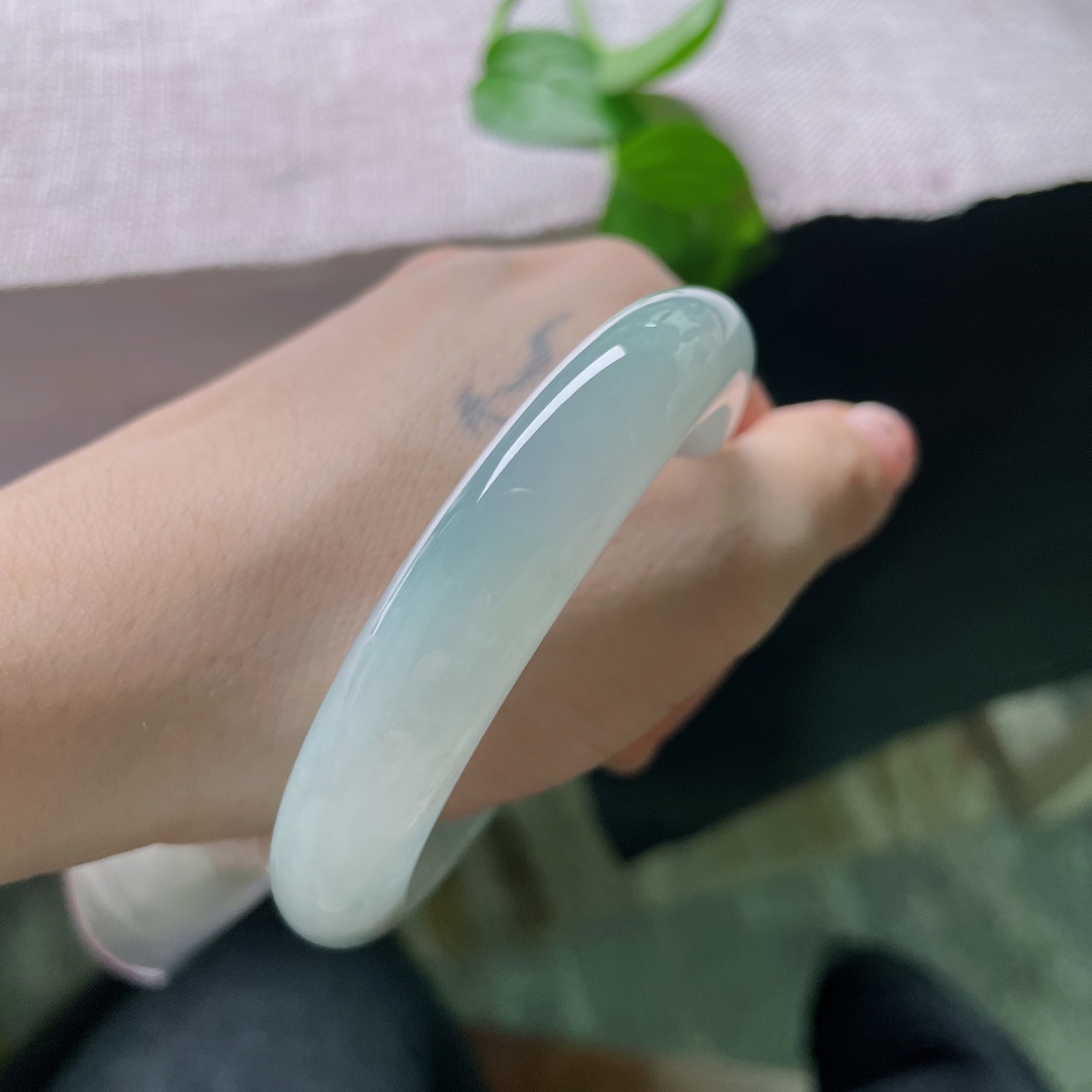 56.7/12.9/8.9，冰绿底正圈，无裂，种好细腻，上手沉稳雅致尽显稳重大气。ss55216a。