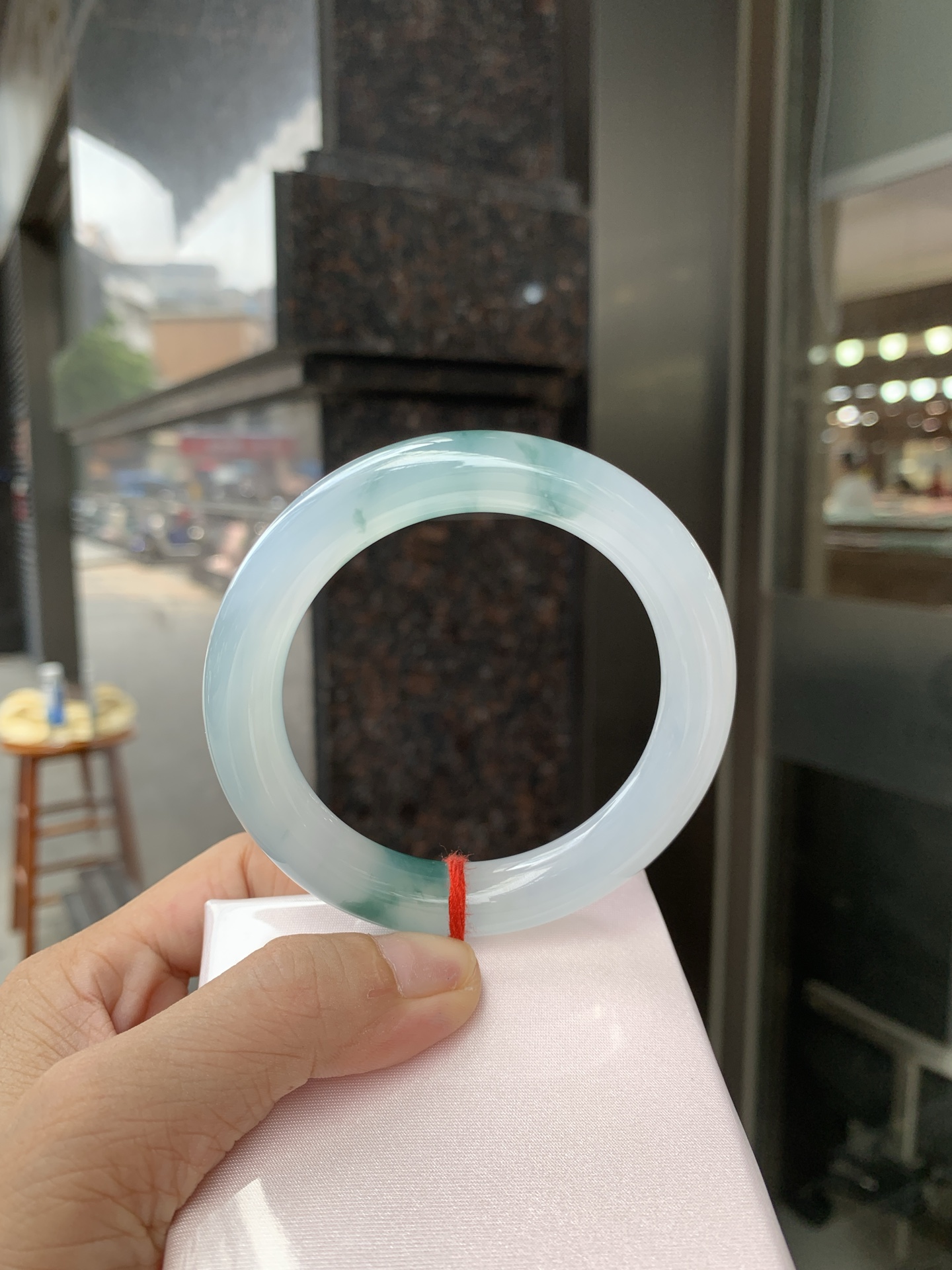 冰飘花圆条 56.8-10.6-10.3 0627-N1092 打灯细纹，底妆胶润细腻，冰底中开出了朵朵兰花，飘花灵动飘逸，勾勒出一幅唯美诗意的山水意境画，古典优雅又秀气