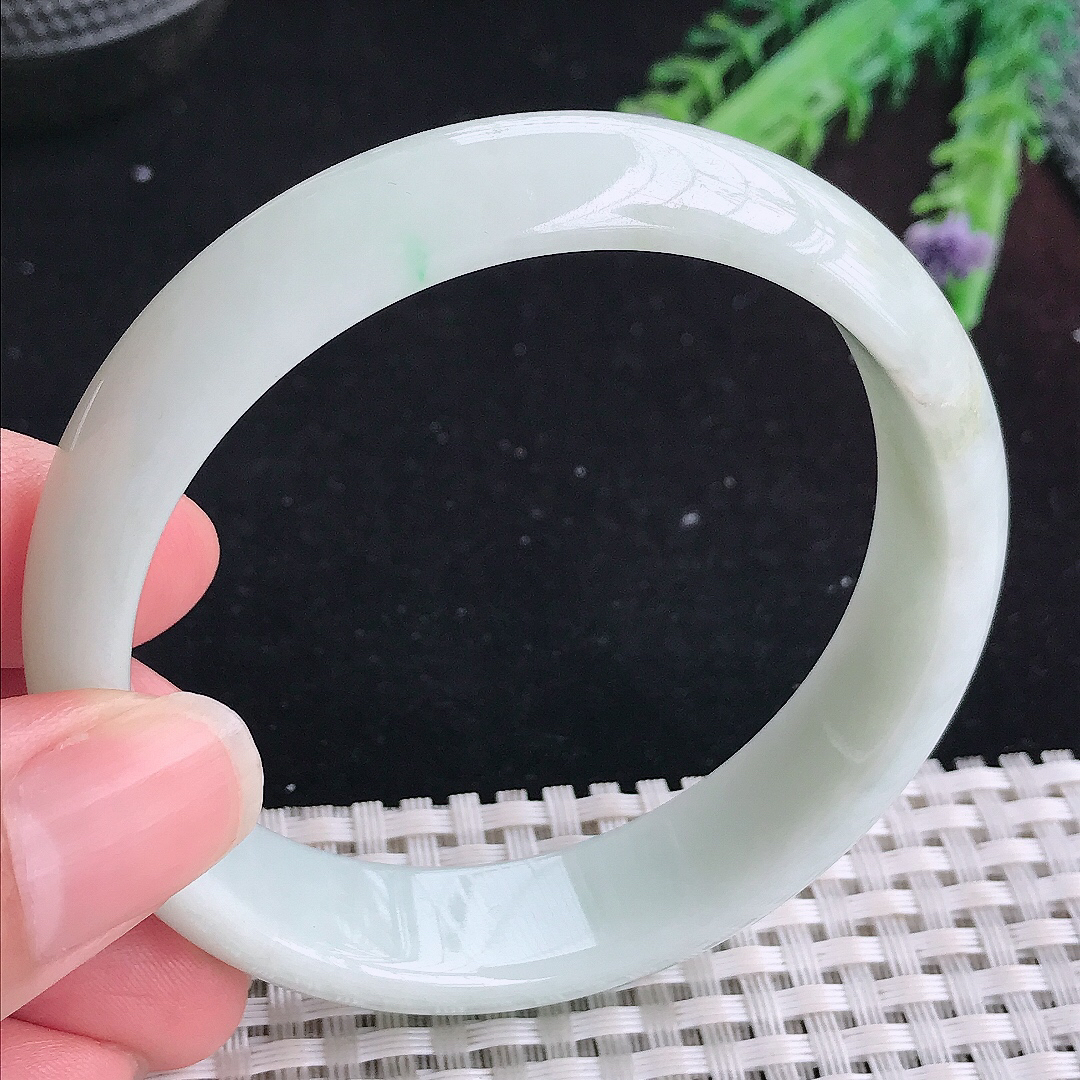 实拍A货翡翠57.5/13.7/6.8老坑秀气温润浅绿色手镯宽边玉手镯平安镯