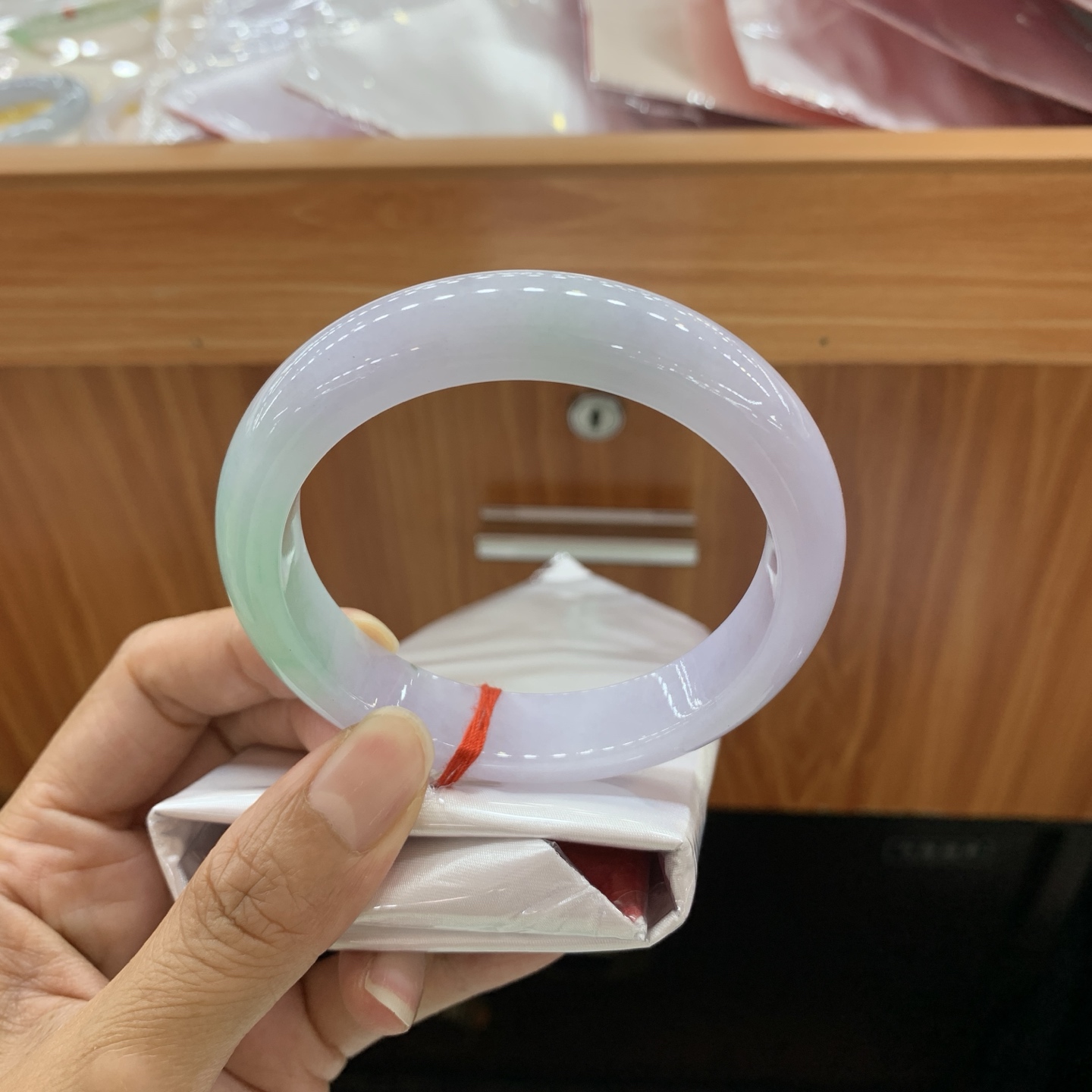 062611MMJ 春彩飘绿正圈翡翠手镯 59.2-13.2-8.9