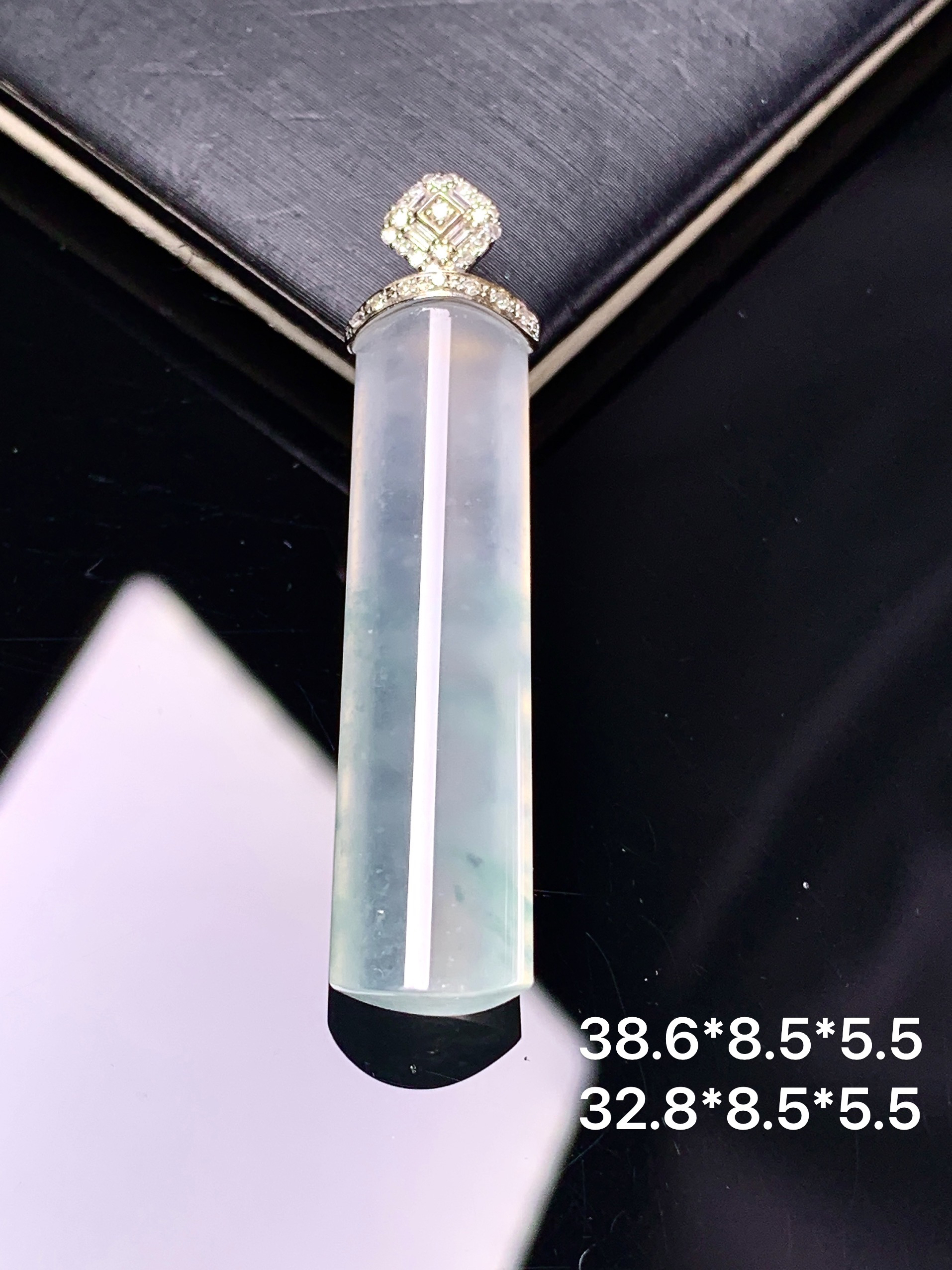18k金钻镶嵌冰种玉柱吊坠 玉质细腻 色泽艳丽清新 整体尺寸38.6*8.5*5.5 b1