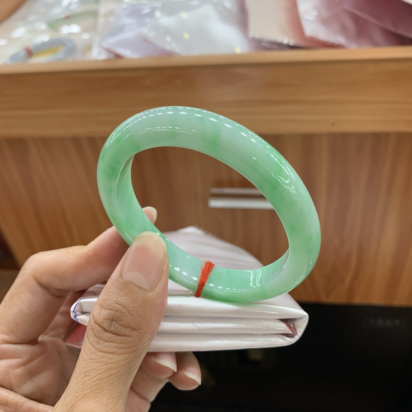 满绿底飘绿翡翠手镯 55.3-47.5-10-8.5