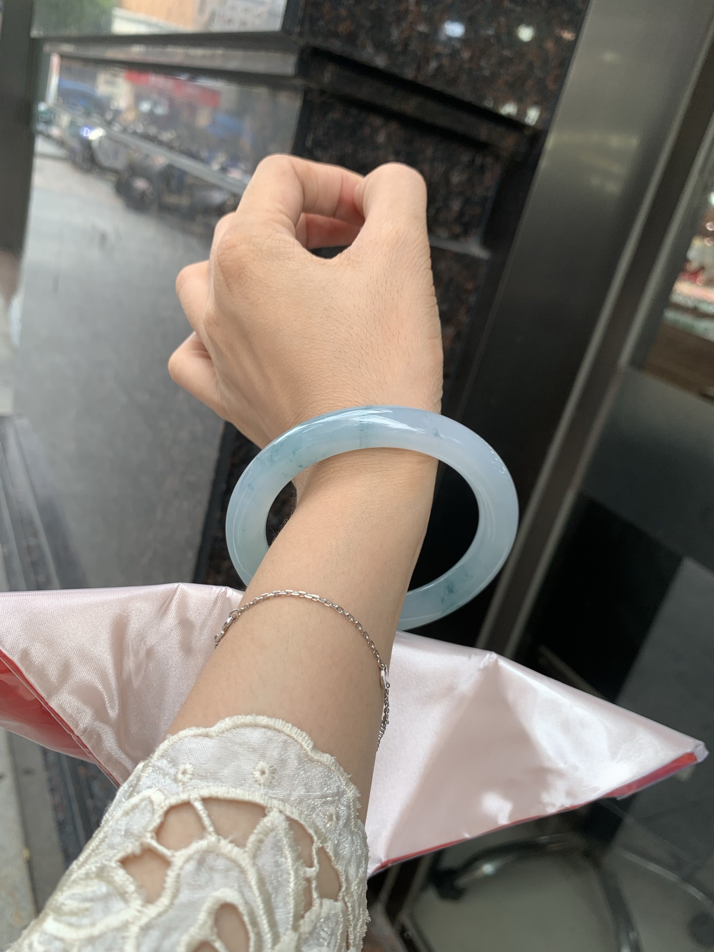 冰飘花圆条 60-10.2-9.8 0627-N1093 打灯细纹，底妆胶润细腻，冰底中开出了朵朵兰花，飘花灵动飘逸，勾勒出一幅唯美诗意的山水意境画，古典优雅又秀气