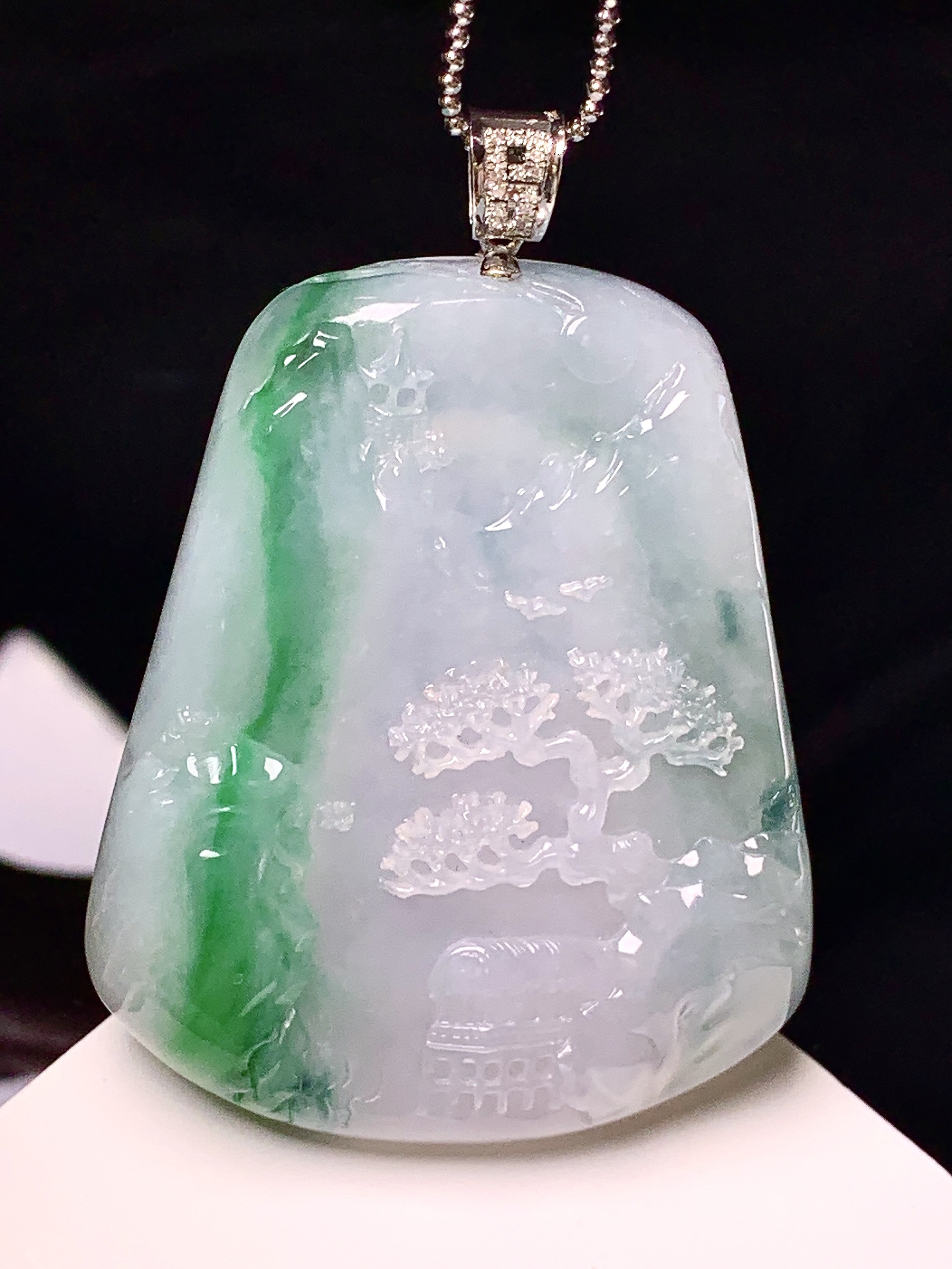 18k金镶嵌飘绿山水牌子吊坠 玉质细腻 色泽艳丽清新 整体尺寸55.2*38.5*6.6 j1