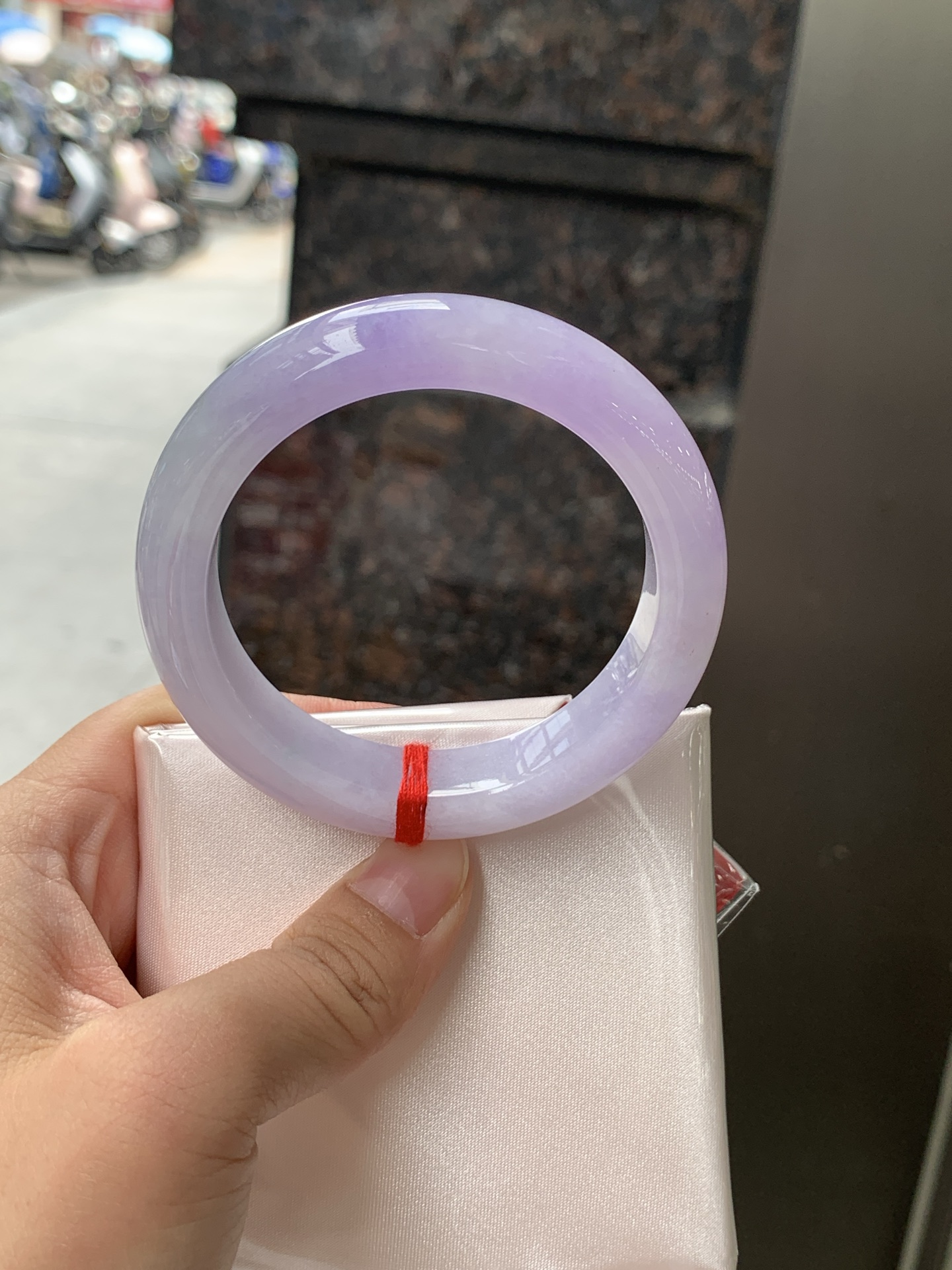 正圈 52.8-12.5-8.9 0627-N1090 无裂，底妆水润，渐变半山半水，吸睛抢眼，浪漫迷人，仙气飘飘，优雅高贵显气质，感满满，满满底色均匀不失色，不同光线不一样视觉感受