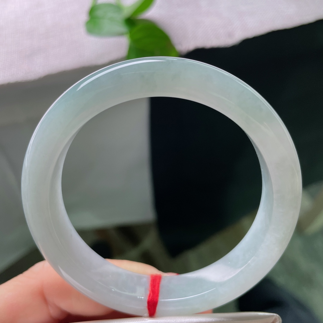 56.7/12.9/8.9，冰绿底正圈，无裂，种好细腻，上手沉稳雅致尽显稳重大气。ss55216a。