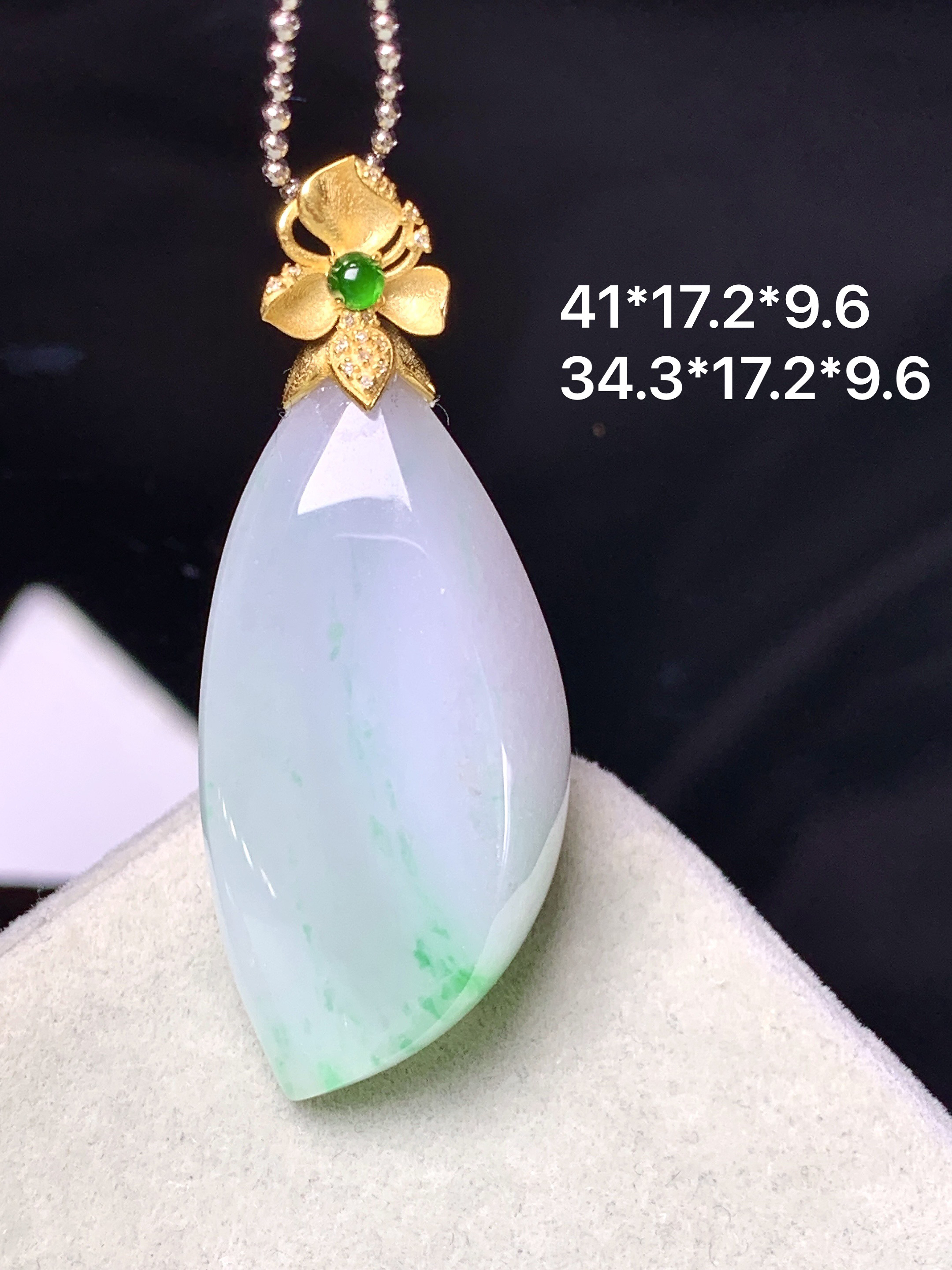 18k金镶嵌飘绿随形吊坠 玉质细腻 色泽艳丽清新 整体尺寸41*17.2*9.6 e1