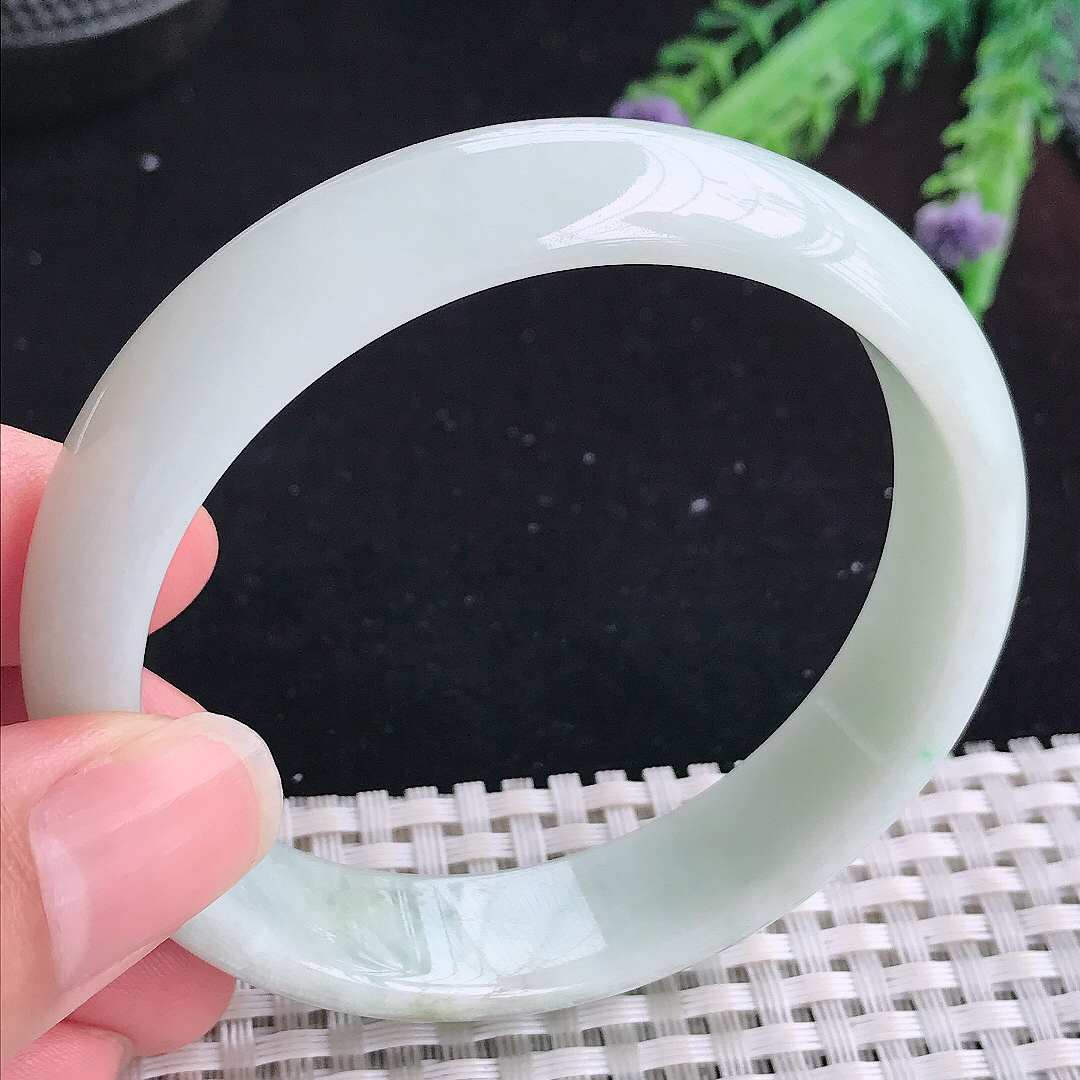 实拍A货翡翠57.5/13.7/6.8老坑秀气温润浅绿色手镯宽边玉手镯平安镯