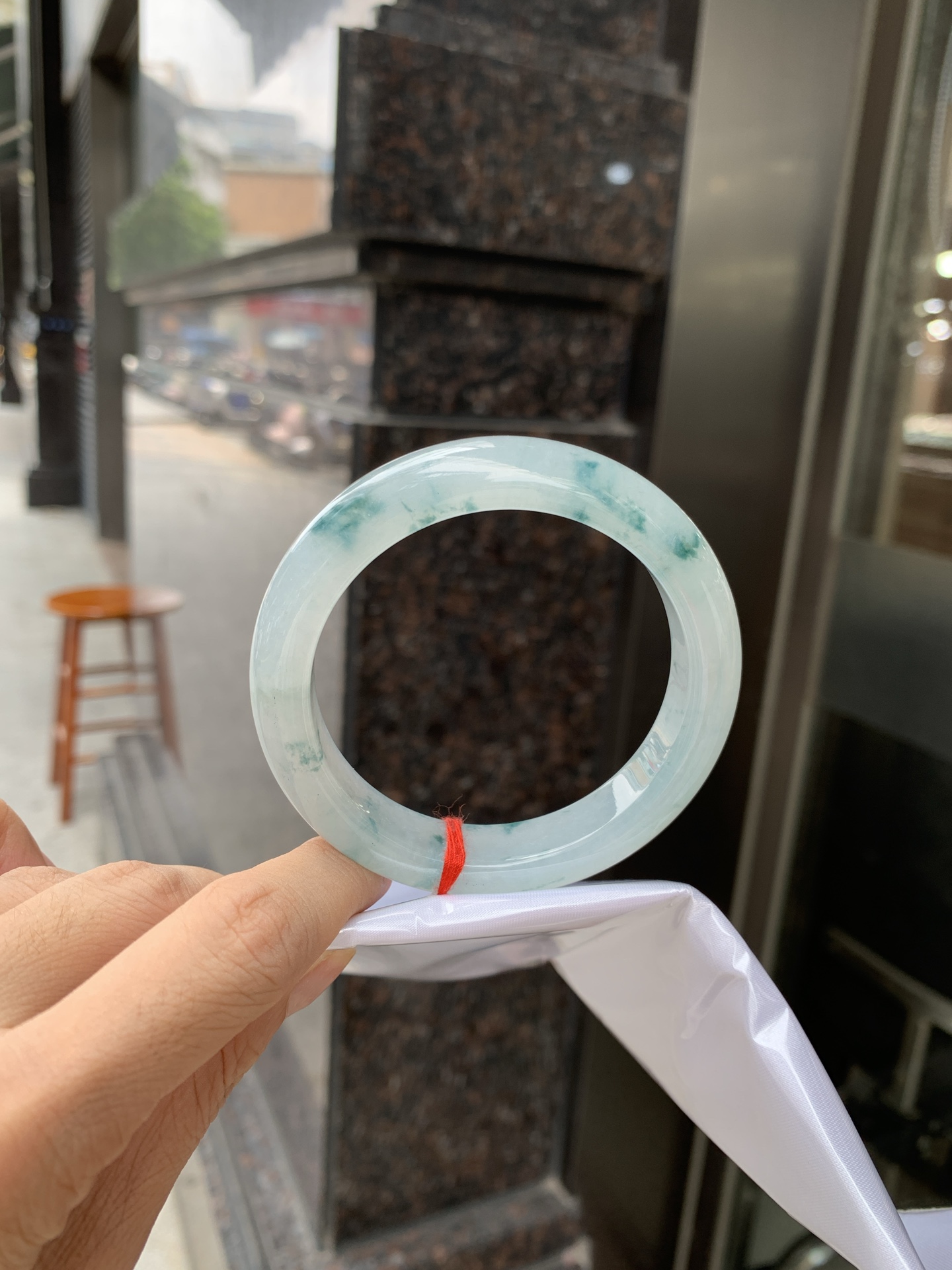 冰飘花正圈 56.5-8.8-12 0627-615-56 无裂，底妆胶润细腻，冰底中开出了朵朵兰花，飘花灵动飘逸，勾勒出一幅唯美诗意的山水意境画，古典优雅又秀气