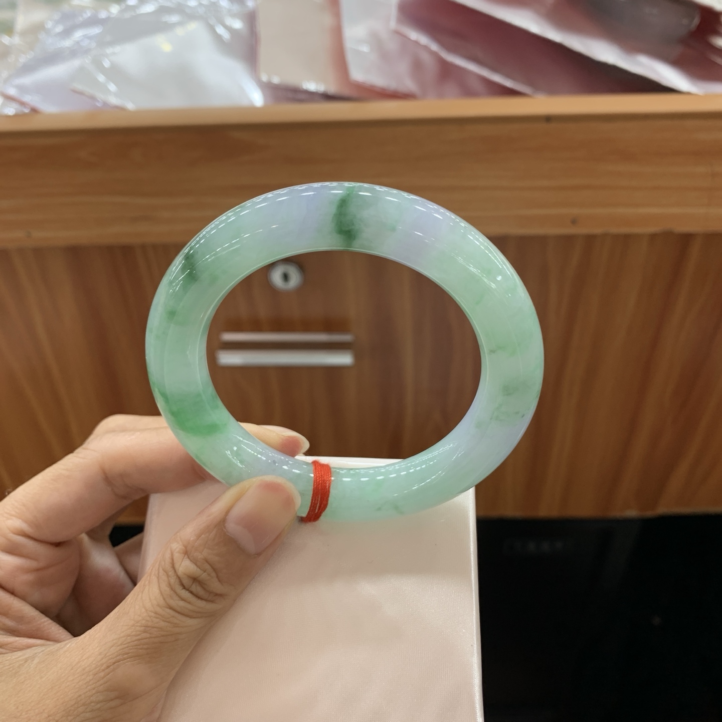 飘绿花圆条翡翠手镯 56.4-11.8