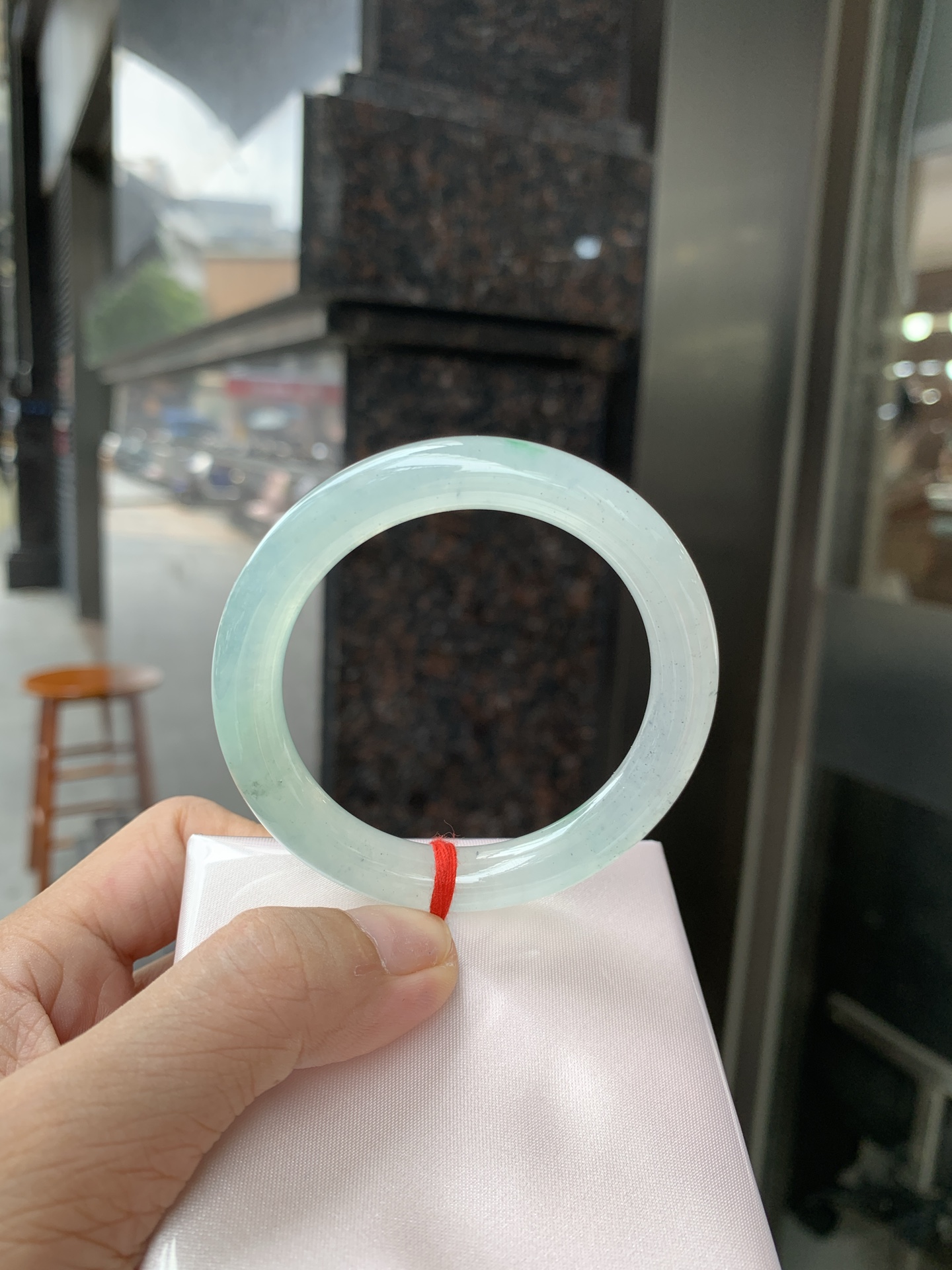 冰晴撒乌鸡美人条 50.1-8.4-8.6 0627-N1096 打灯棉絮，底妆冰感十足，仿佛能透过手镯看到一个纯净的世界，飘洒的乌鸡与晴绿相互映衬，独特而神秘。