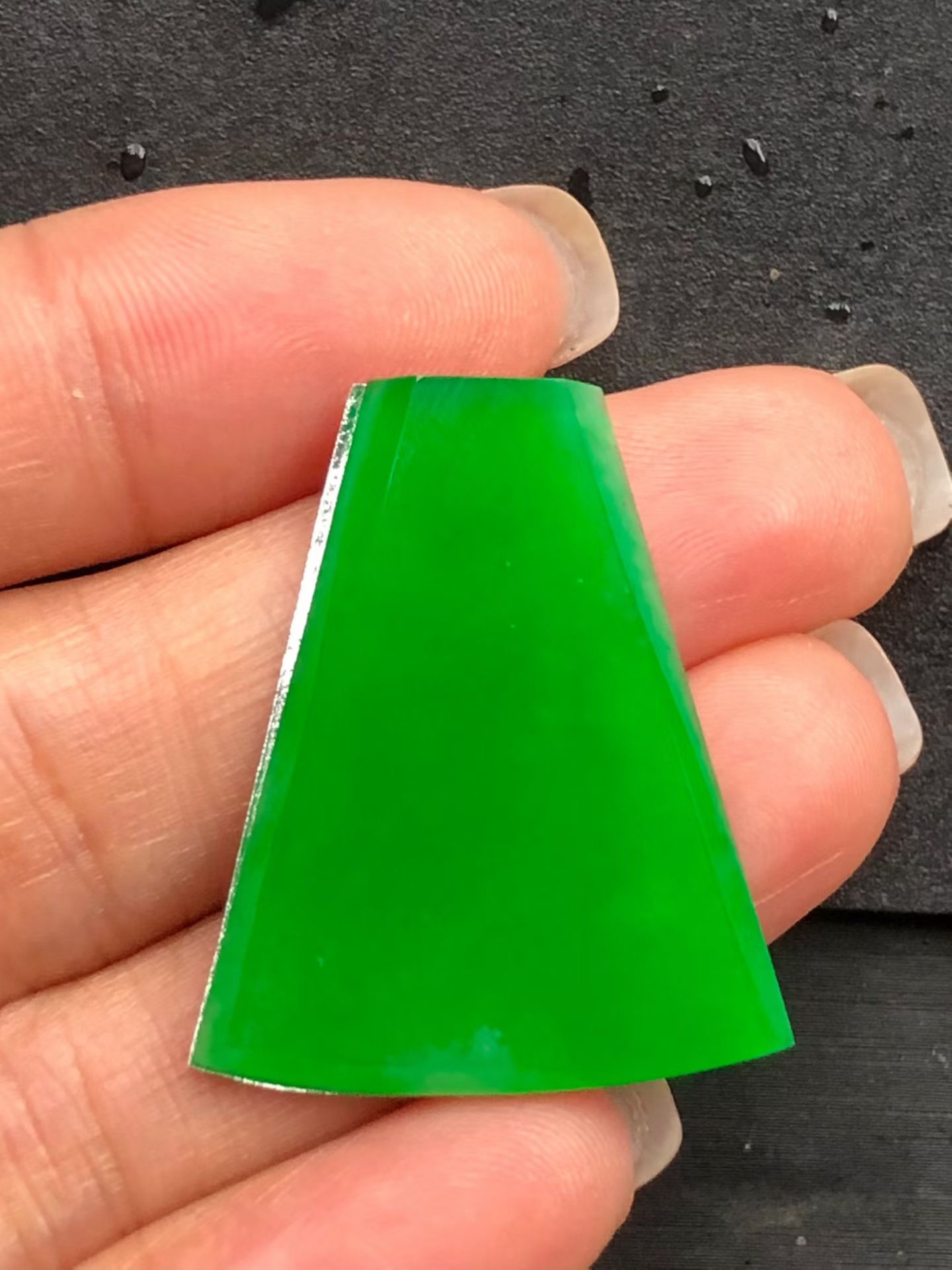 阳绿素面牌，玉质细腻，水头足，色泽阳绿，品相好 尺寸29.5×24.5×2.3