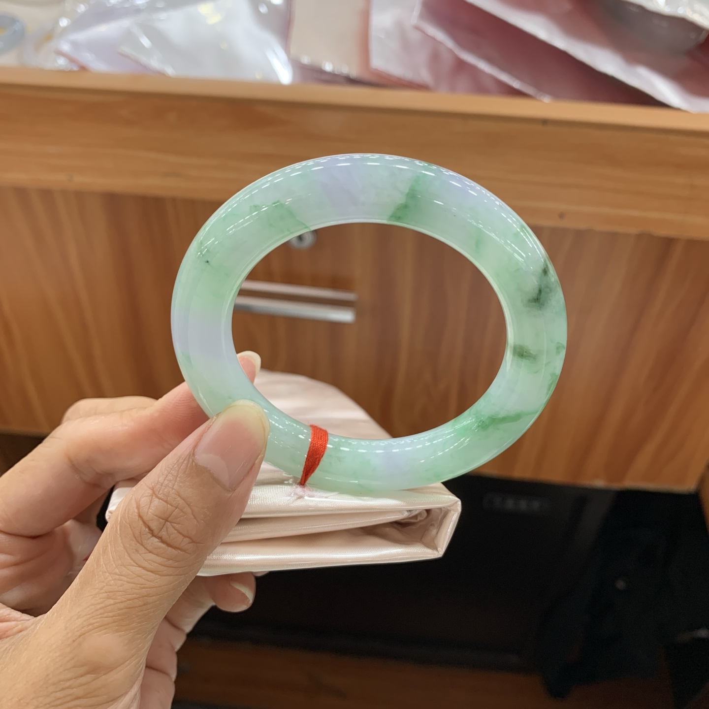 飘绿花圆条翡翠手镯 56.4-11.8
