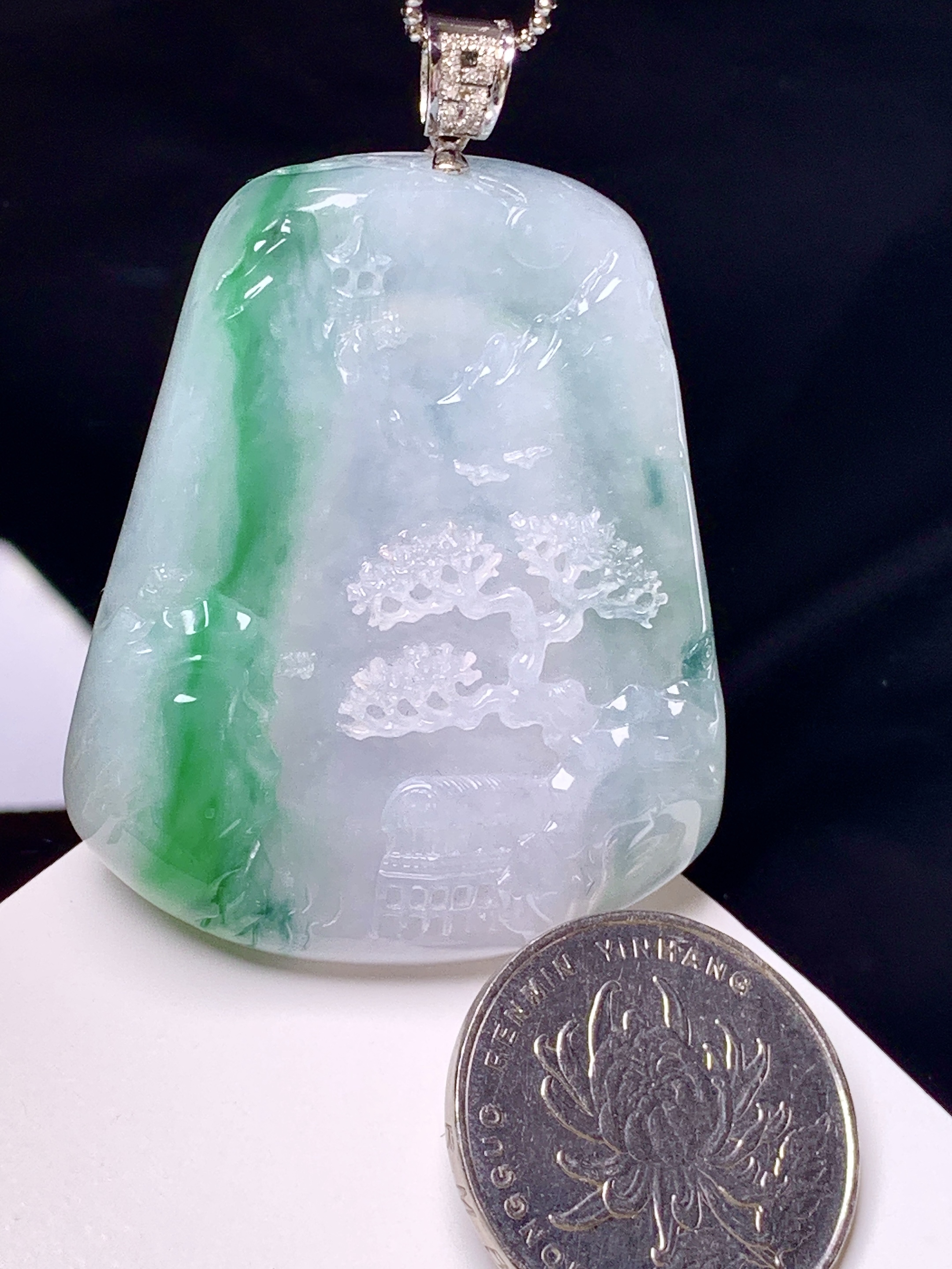 18k金镶嵌飘绿山水牌子吊坠 玉质细腻 色泽艳丽清新 整体尺寸55.2*38.5*6.6 j1