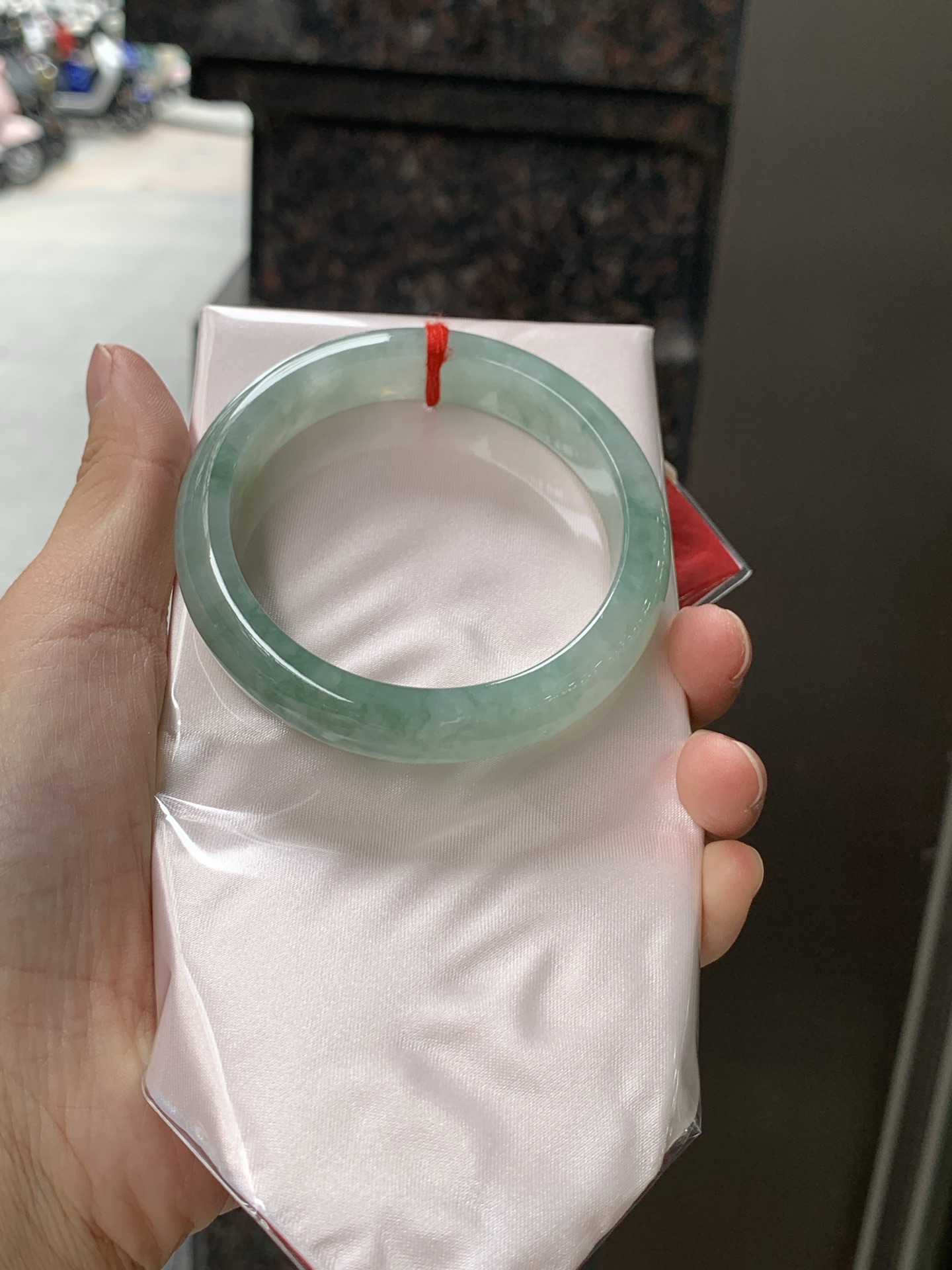 飘花正圈 55.5-12.6-7.9 0627-4X142 打灯细棉纹，底妆水润细腻，满圈绿花灵动飘逸，意境感十足，古典优雅又秀气