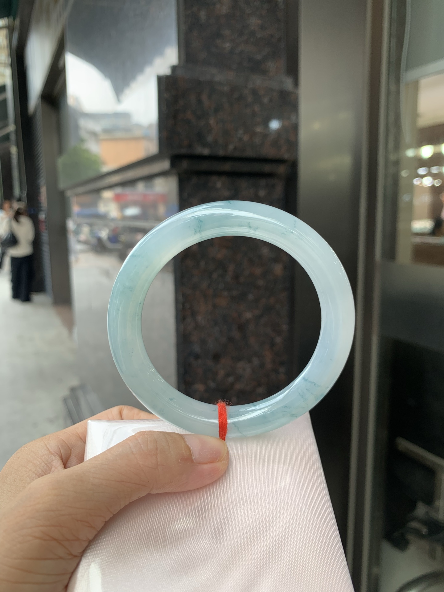 冰飘花圆条 60-10.2-9.8 0627-N1093 打灯细纹，底妆胶润细腻，冰底中开出了朵朵兰花，飘花灵动飘逸，勾勒出一幅唯美诗意的山水意境画，古典优雅又秀气