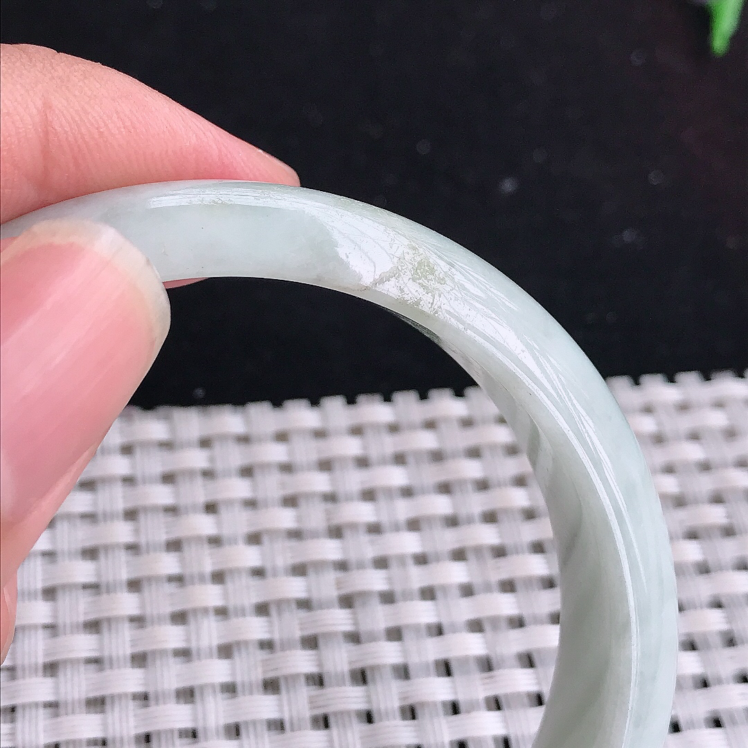 实拍A货翡翠57.5/13.7/6.8老坑秀气温润浅绿色手镯宽边玉手镯平安镯