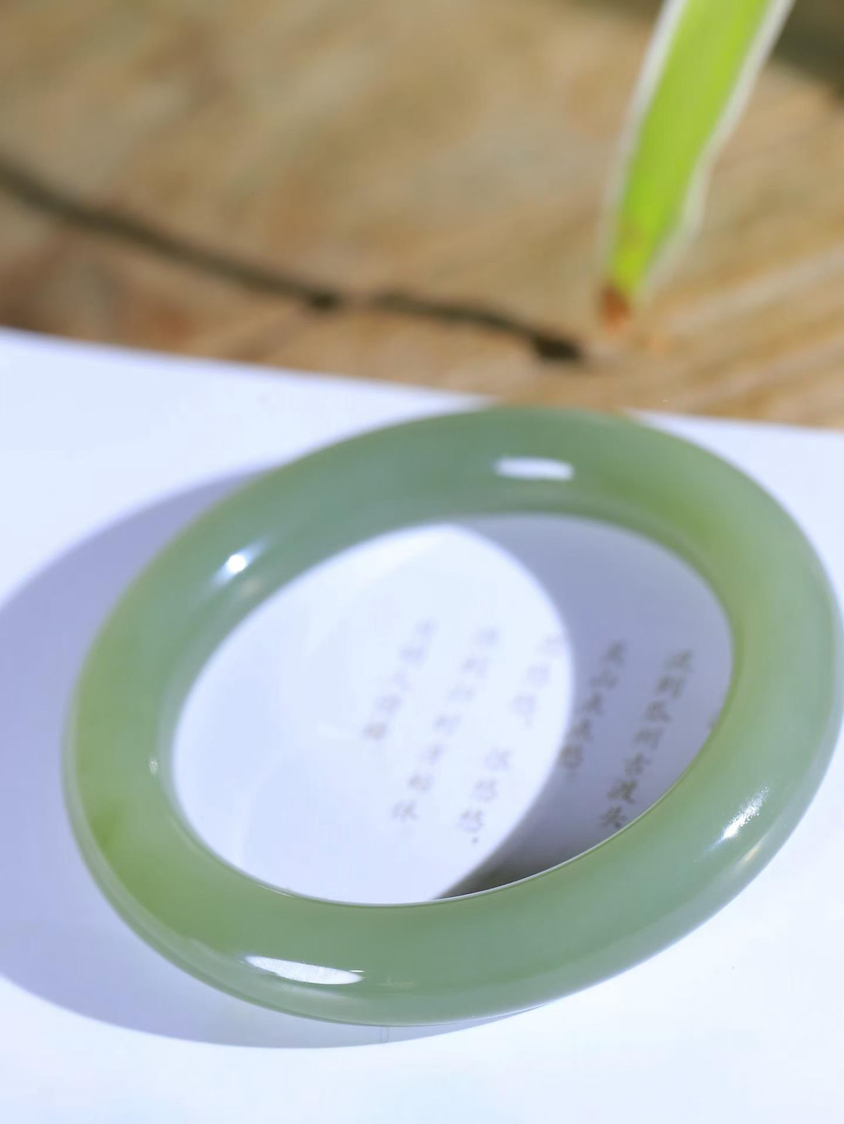 【碧波流转·手镯】

精品和田玉碧玉圆条手镯，玉质细腻温润，手感舒适，️线条流畅，简约大气，美自天成，佩戴于腕间，婉约之美，举手投足间透出那份低调奢华，醉人心扉。
重68.38克 内径圈口57mm尺寸11.7-11.5mm  FDA-13681408