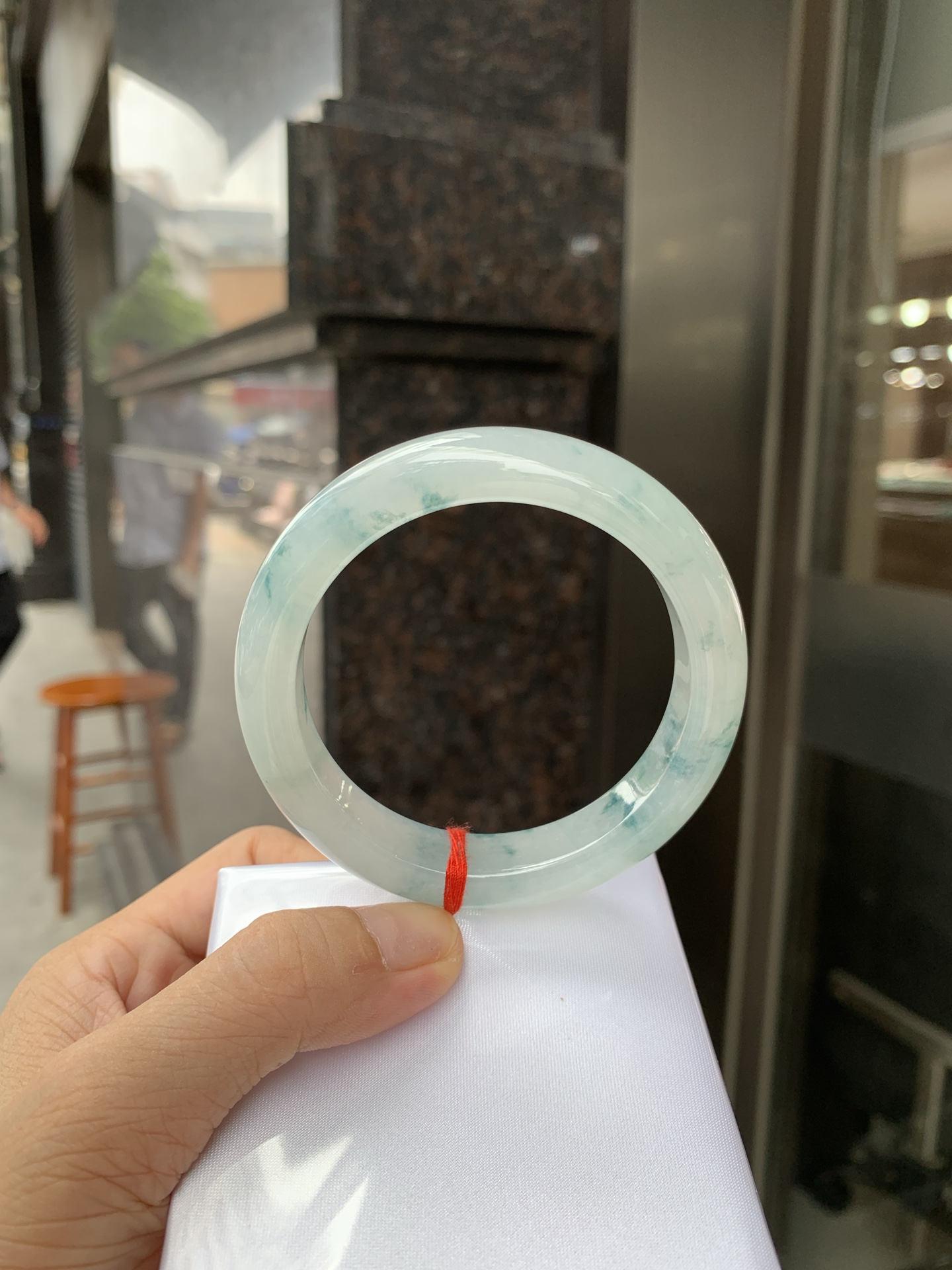 冰飘花正圈 56.5-8.8-12 0627-615-56 无裂，底妆胶润细腻，冰底中开出了朵朵兰花，飘花灵动飘逸，勾勒出一幅唯美诗意的山水意境画，古典优雅又秀气