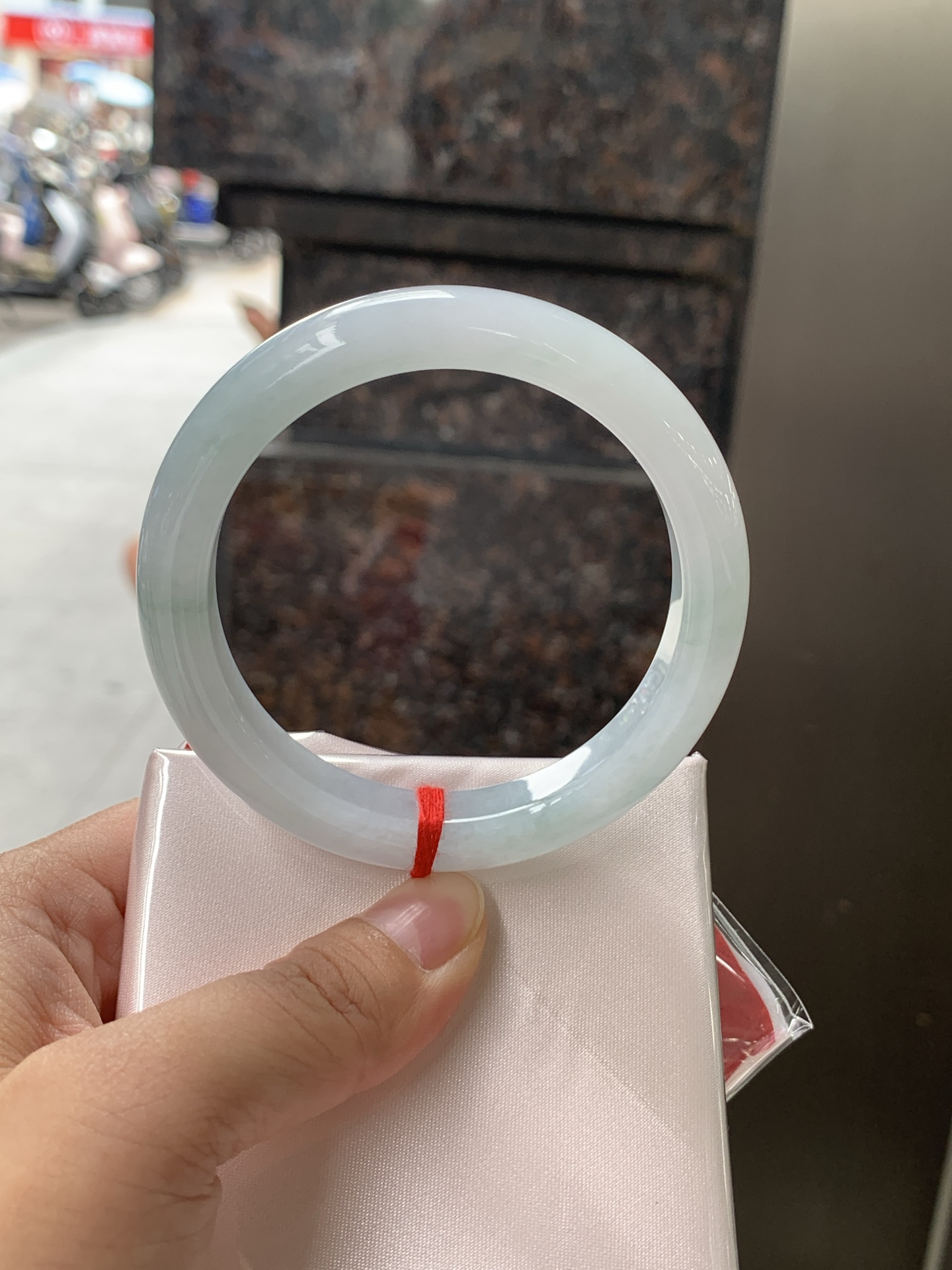 飘花正圈 56.1-10.4-8.4 0627-N1089-2 无裂，底妆水润细腻，绿花灵动飘逸，意境感十足，古典优雅又秀气