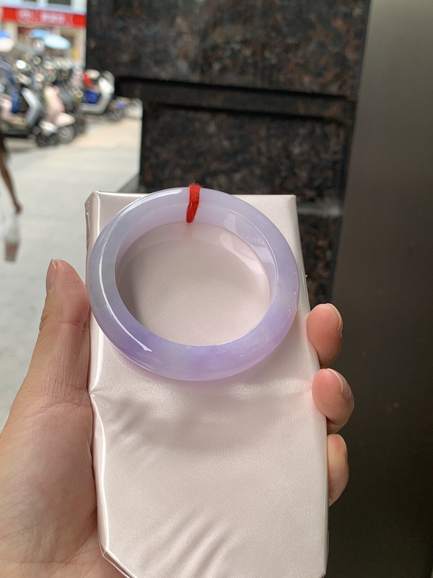 正圈 52.8-12.5-8.9 0627-N1090 无裂，底妆水润，渐变半山半水，吸睛抢眼，浪漫迷人，仙气飘飘，优雅高贵显气质，感满满，满满底色均匀不失色，不同光线不一样视觉感受