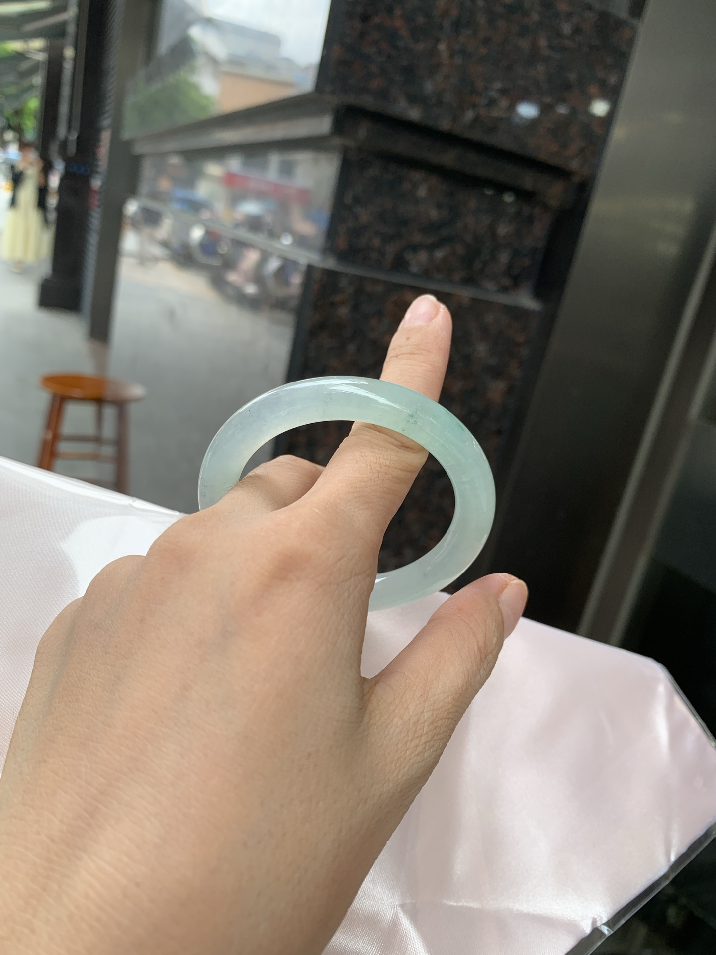 冰晴撒乌鸡美人条 50.1-8.4-8.6 0627-N1096 打灯棉絮，底妆冰感十足，仿佛能透过手镯看到一个纯净的世界，飘洒的乌鸡与晴绿相互映衬，独特而神秘。