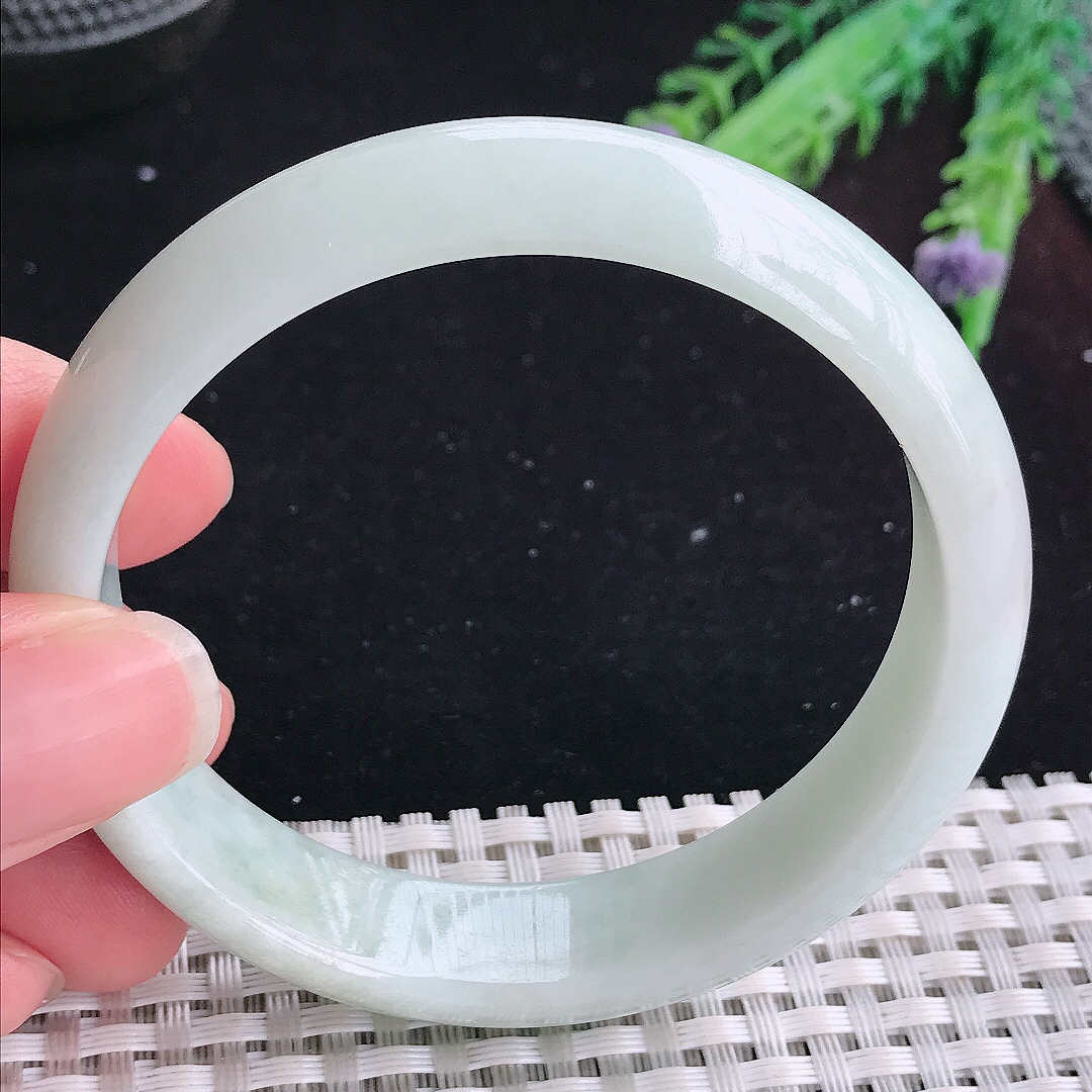 实拍A货翡翠57.5/13.7/6.8老坑秀气温润浅绿色手镯宽边玉手镯平安镯