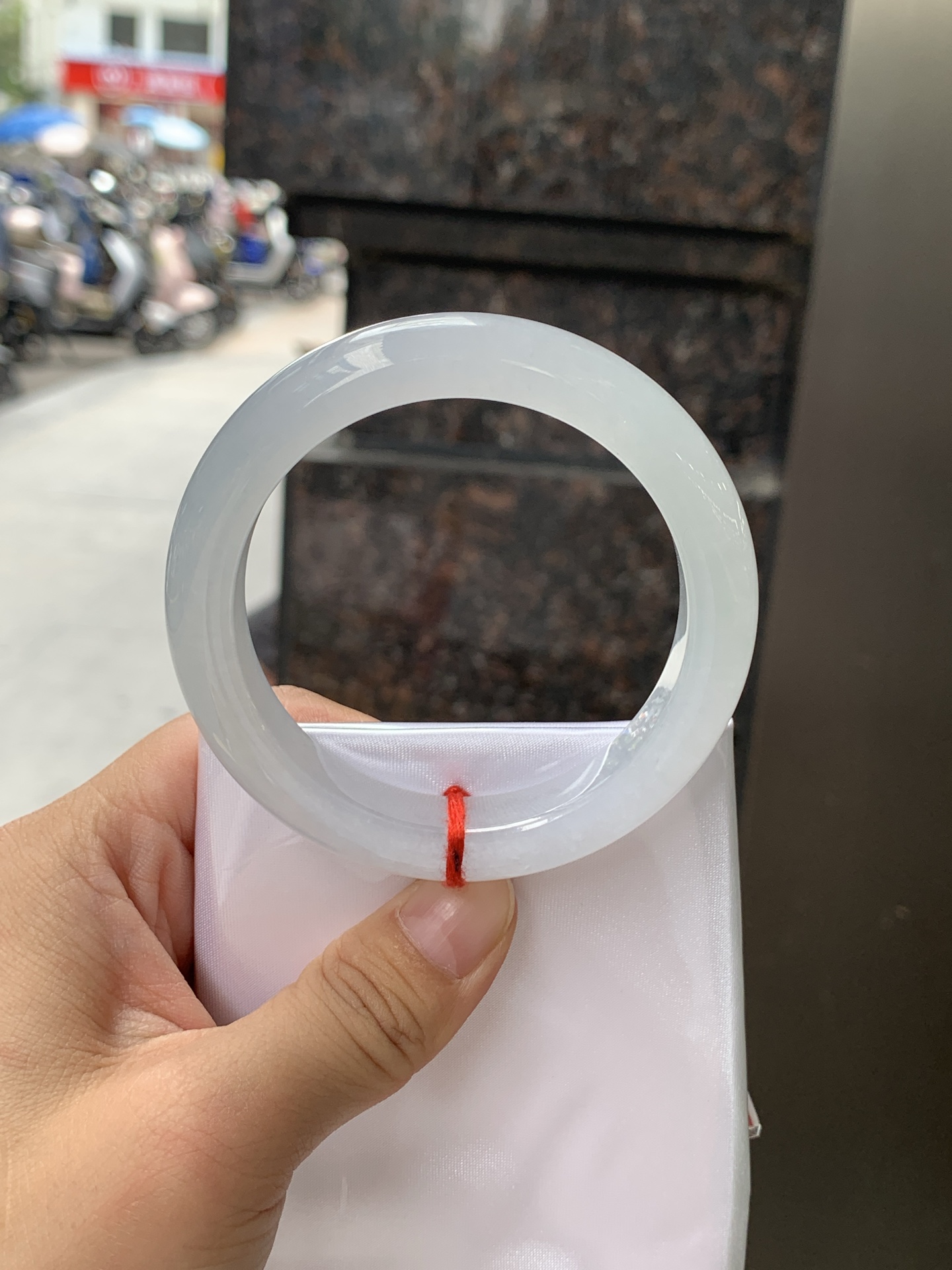 白月光正圈 55.2-11.8-9 0627-N1088 无裂，底妆细腻，水水润润的白月光，如同夜空中最温柔的那一抹月光，轻轻洒落你的手腕，带来一份宁静与雅致。