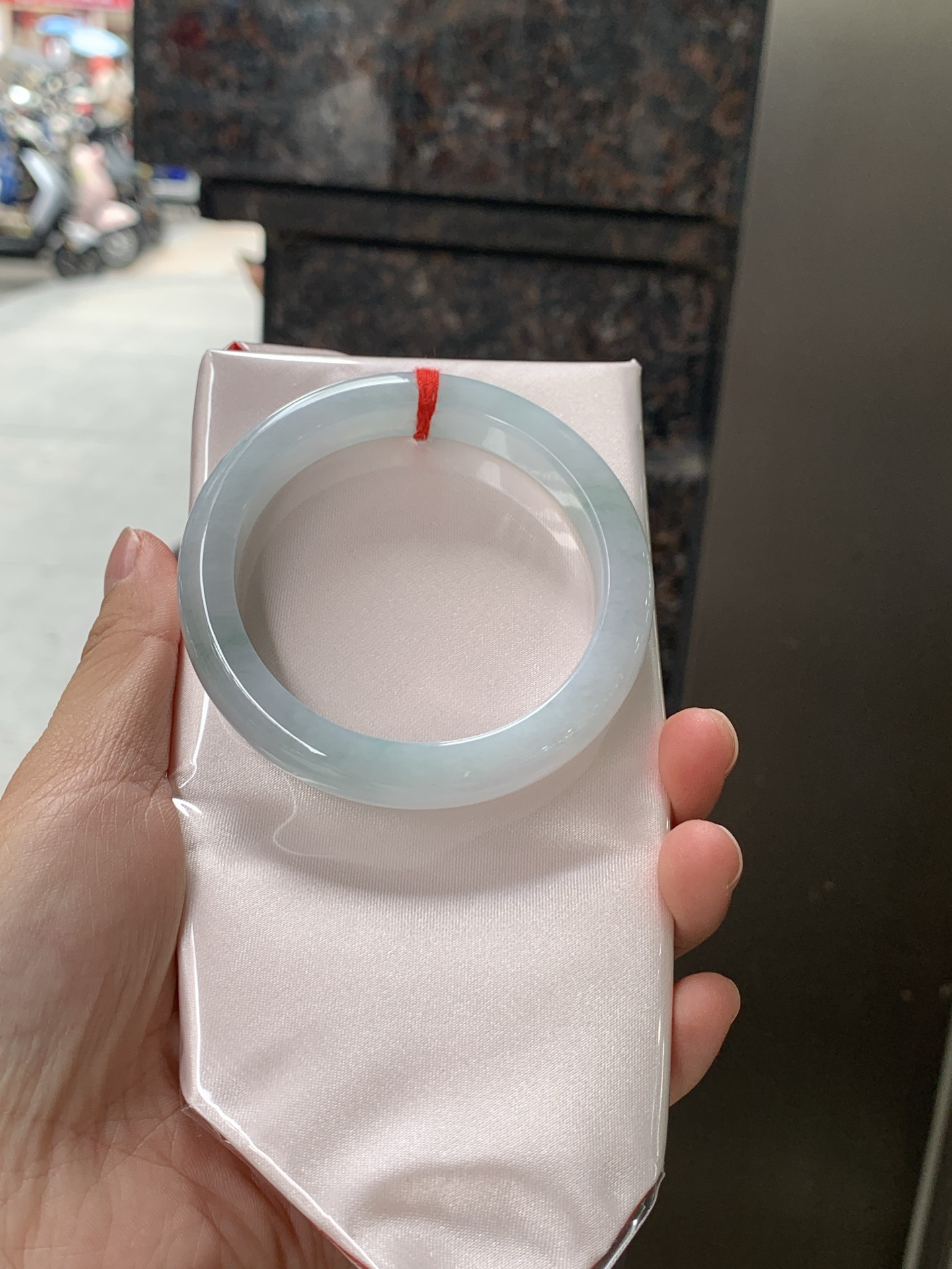 飘花正圈 56.1-10.4-8.4 0627-N1089-2 无裂，底妆水润细腻，绿花灵动飘逸，意境感十足，古典优雅又秀气