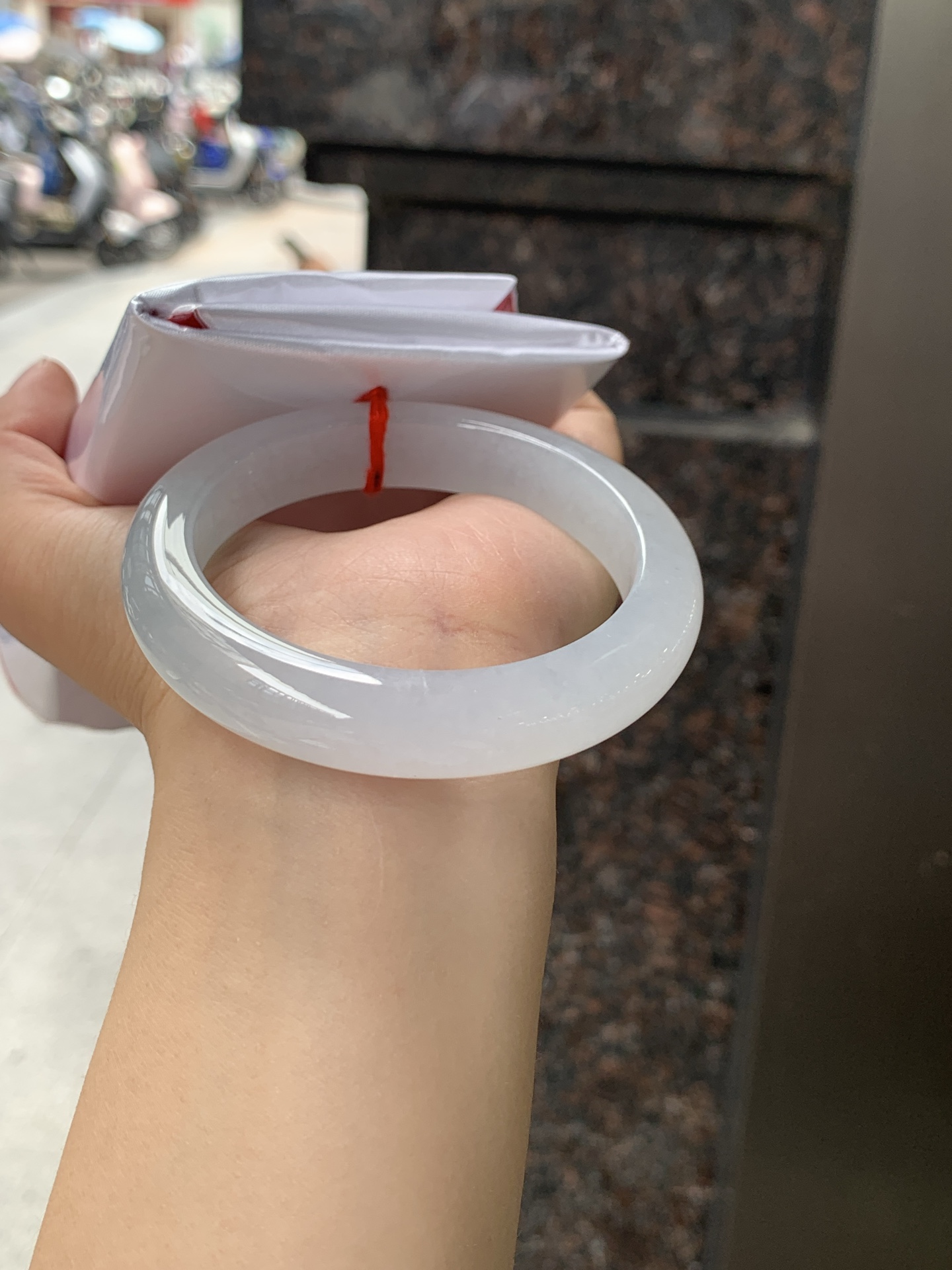 白月光正圈 55.2-11.8-9 0627-N1088 无裂，底妆细腻，水水润润的白月光，如同夜空中最温柔的那一抹月光，轻轻洒落你的手腕，带来一份宁静与雅致。
