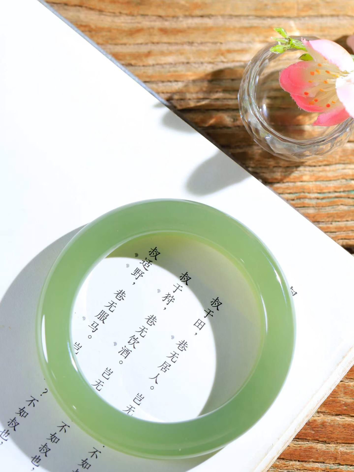 【岁月之韵.手镯】

精品和田玉晴水手镯，色泽淡雅如雨后初晴的天空，清新脱俗。手镯圆润饱满，寓意圆满和谐，承载着岁月的温柔与时光的沉淀。无论是日常佩戴还是珍藏，都是对美好生活的诗意表达。重67.82克  内径56.5mm尺寸11.5-10.9mm  56602504y