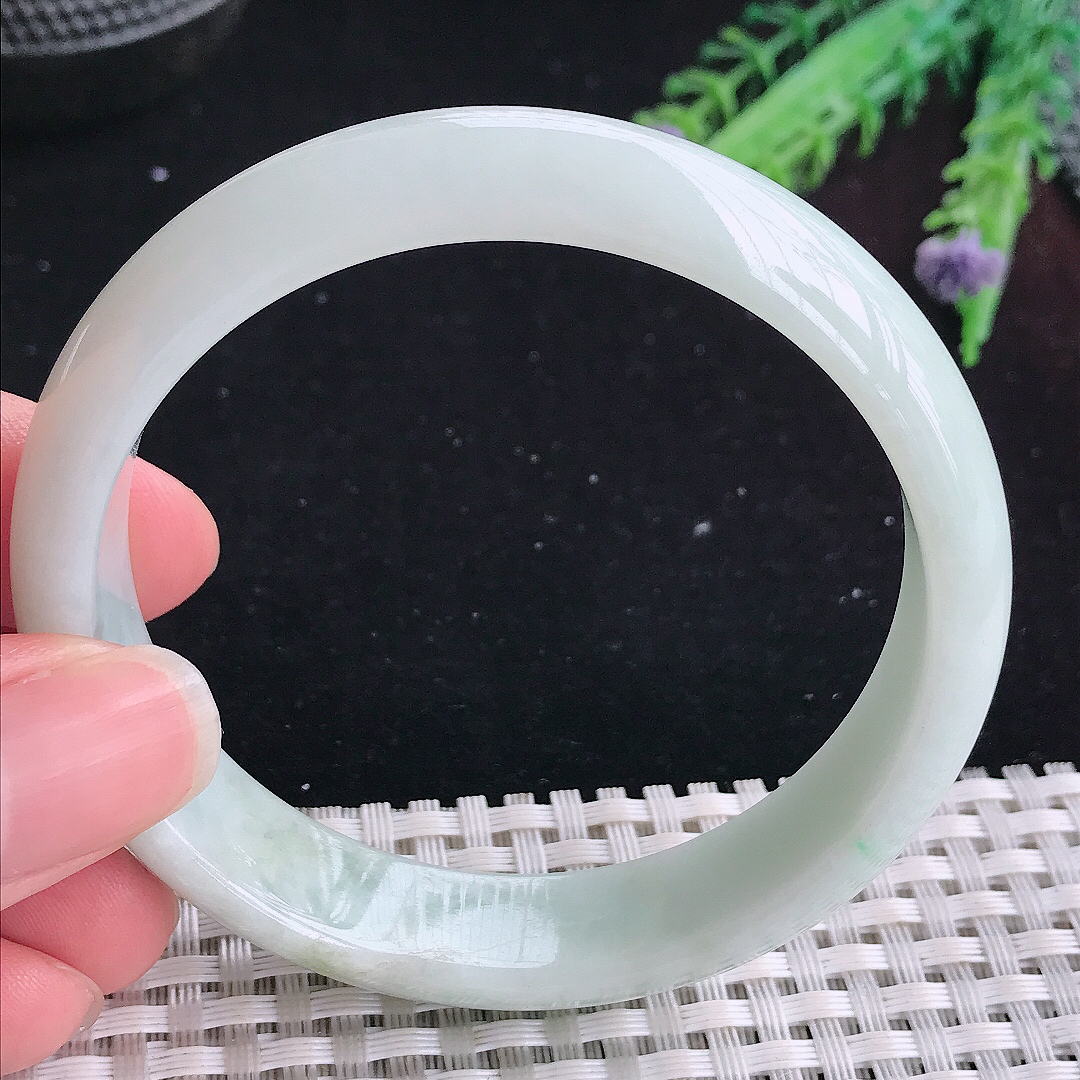 实拍A货翡翠57.5/13.7/6.8老坑秀气温润浅绿色手镯宽边玉手镯平安镯