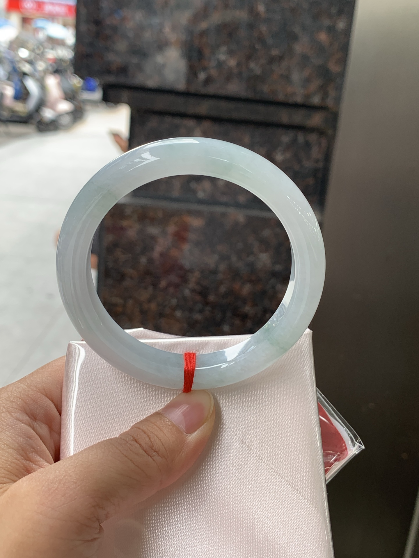 飘花正圈 56.1-10.4-8.4 0627-N1089-2 无裂，底妆水润细腻，绿花灵动飘逸，意境感十足，古典优雅又秀气