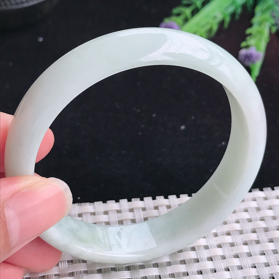 实拍A货翡翠57.5/13.7/6.8老坑秀气温润浅绿色手镯宽边玉手镯平安镯